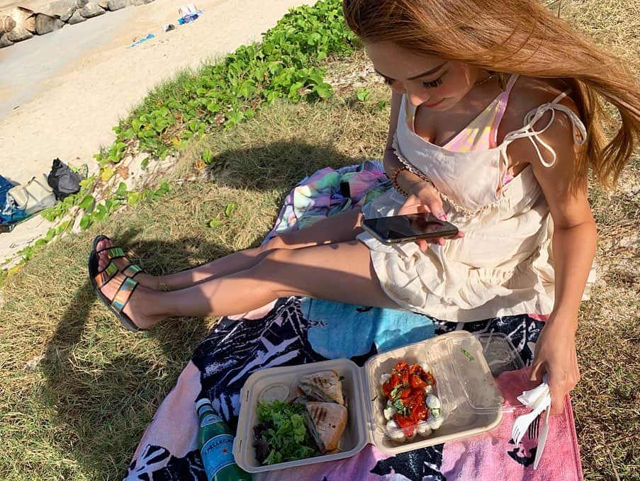 のインスタグラム：「海を眺めながらのランチ🥰💚 沖縄産まれのわたしは やはり海が好きだと改めて感じる𓇼𓆉 * * * #hawaii #trip #dayoff #beach #kailua #lanikaibeach #japanesegirl #lunch #cjjuri #jurixoxoxo」