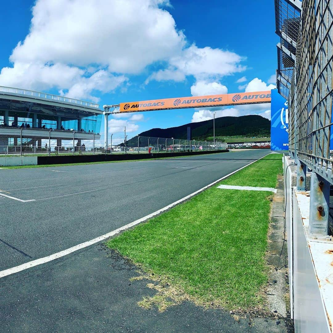 Saschaさんのインスタグラム写真 - (SaschaInstagram)「#supergt 第6戦 #オートポリス 大荒れのレースは最後まで見逃せない展開でした！！大混乱でした…  これから東京に戻るのですが…台風で無事戻れるのか？ 明日朝の #jwave 生放送に間に合うか？？こっちのレースもギリギリの戦いです 汗」9月8日 19時21分 - sascha348