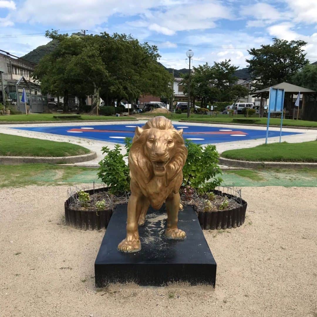 桂のインスタグラム：「Lion  #lion #leo #park #statue #animalstatus #sky #clouds #cityscape #landscape #ライオン #獅子 #公園 #像 #空 #雲 #街角 #景」