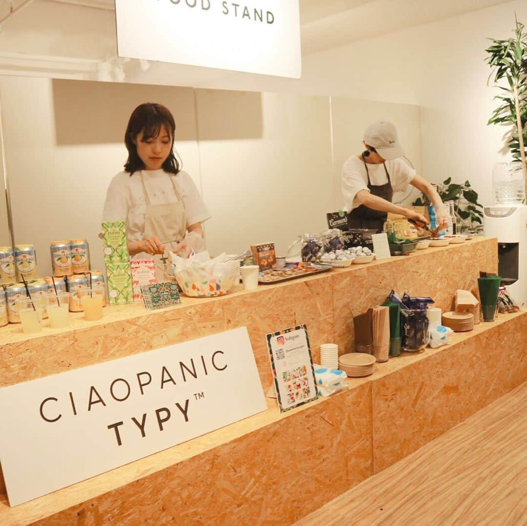 CIAOPANIC TYPYさんのインスタグラム写真 - (CIAOPANIC TYPYInstagram)「大好評FOODSTAND @ 東京展示会﻿ ﻿ ﻿ ﻿ 本日は、今回の展示会に美味しさをご協賛頂いたブランドをご招待します😊﻿ ﻿ ﻿ まず、パッケージの可愛さも人気だったハーブテイー @pukkaherbsjapan ﻿ ﻿ 「PUKKA /パッカハーブス」は、ギルドオブファインフードが実施するグレートティストアワードの賞を多数受賞している、﻿ アーユルヴェーダ及び西洋ハーブのスペシャリストが、イギリスでブレンドした100％オーガニックハーブティー☕︎﻿ ﻿ おいしいハーブを通して人々の幸せを願うだけでなく、持続可能なオーガニック農法での栽培、フェアトレード（公正貿易）、地球温暖化CO2削減など、社会の一員として人と自然が次世代も幸せに共存できるようにとサスティナブル活動にも積極的に取り組んでいます👏﻿ ﻿ ﻿ ﻿ フランスを代表するブランド「MONIN/モナン」のノンアルコールシロップ﻿ @moninjapan  特に人気だったのは、﻿ ホワイトピーチの甘く豊潤な香りと味わいを再現した白桃風味のシロップ💛﻿ スパークリングワインやビール、紅茶、フルーツジュースなどと割ってもおススメです💛﻿ ﻿ ﻿ フルーツベバレッジの代表商品「SANPELLEGRINO/サンペレグリノ」はイタリアの果実を使用した、果実本来の味わいが美味😋🍹﻿ ﻿ ﻿ フランス産の有機とうもろこしをはじめ、原材料はすべて有機農法の原材料。安心 &美味しい「YUM KAH/ユムカ」ポップコーン🍿﻿🍿 ﻿ ﻿ フランスのポークパテ・シェアNo.1を誇るリーディングメーカー「HÉNAFF/エナフ」や🐖﻿ ﻿ 保存料や着色料は使用せず、栗の風味と栄養価を最大限に保てるように加工した「CLÉMENT FAUGIER/クレマン・フォジエ」のマロンクリームを🌰﻿ ﻿ 小麦を丸ごと挽いた全粒粉を使用した全粒粉入りのミニトースト「BRIOCHE PASQUIER/ブリオッシュ・パスキエ」に塗って😋﻿ ﻿ ﻿ その他にも、﻿ 「Baci /バッチ」「BÉQUIGNOL/ベキニョール」のチョコレート、﻿ 「FUSION JERKY/フュージョン・ジャーキー」や﻿ 「CARMAN'S/カーマンズ」のミューズリーなど、、﻿ ﻿ ﻿ 本当に美味しく、展示会に華を添えて下さいました💛﻿ ありがとうございました💛﻿ ﻿ ﻿ ﻿ 大阪展示会追加抽選も始まっております。﻿ ご興味ある方は是非﻿ @ciaopanictypy  トップページ内URLからご応募ください📩﻿ ﻿ ﻿ ﻿ ﻿ #monin #pukkaherbs #pukka #sanpellegrino #yumkah #henaff #carmansmuesli #fusionjerky #baci #ciaopanictypy #チャオパニックティピー #展示会 #展示会巡り#美味しい #yum #yummy #yumyumyum」9月8日 19時17分 - ciaopanictypy