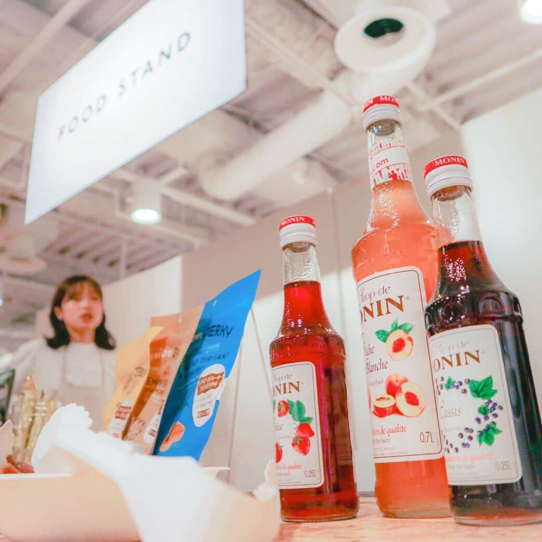 CIAOPANIC TYPYさんのインスタグラム写真 - (CIAOPANIC TYPYInstagram)「大好評FOODSTAND @ 東京展示会﻿ ﻿ ﻿ ﻿ 本日は、今回の展示会に美味しさをご協賛頂いたブランドをご招待します😊﻿ ﻿ ﻿ まず、パッケージの可愛さも人気だったハーブテイー @pukkaherbsjapan ﻿ ﻿ 「PUKKA /パッカハーブス」は、ギルドオブファインフードが実施するグレートティストアワードの賞を多数受賞している、﻿ アーユルヴェーダ及び西洋ハーブのスペシャリストが、イギリスでブレンドした100％オーガニックハーブティー☕︎﻿ ﻿ おいしいハーブを通して人々の幸せを願うだけでなく、持続可能なオーガニック農法での栽培、フェアトレード（公正貿易）、地球温暖化CO2削減など、社会の一員として人と自然が次世代も幸せに共存できるようにとサスティナブル活動にも積極的に取り組んでいます👏﻿ ﻿ ﻿ ﻿ フランスを代表するブランド「MONIN/モナン」のノンアルコールシロップ﻿ @moninjapan  特に人気だったのは、﻿ ホワイトピーチの甘く豊潤な香りと味わいを再現した白桃風味のシロップ💛﻿ スパークリングワインやビール、紅茶、フルーツジュースなどと割ってもおススメです💛﻿ ﻿ ﻿ フルーツベバレッジの代表商品「SANPELLEGRINO/サンペレグリノ」はイタリアの果実を使用した、果実本来の味わいが美味😋🍹﻿ ﻿ ﻿ フランス産の有機とうもろこしをはじめ、原材料はすべて有機農法の原材料。安心 &美味しい「YUM KAH/ユムカ」ポップコーン🍿﻿🍿 ﻿ ﻿ フランスのポークパテ・シェアNo.1を誇るリーディングメーカー「HÉNAFF/エナフ」や🐖﻿ ﻿ 保存料や着色料は使用せず、栗の風味と栄養価を最大限に保てるように加工した「CLÉMENT FAUGIER/クレマン・フォジエ」のマロンクリームを🌰﻿ ﻿ 小麦を丸ごと挽いた全粒粉を使用した全粒粉入りのミニトースト「BRIOCHE PASQUIER/ブリオッシュ・パスキエ」に塗って😋﻿ ﻿ ﻿ その他にも、﻿ 「Baci /バッチ」「BÉQUIGNOL/ベキニョール」のチョコレート、﻿ 「FUSION JERKY/フュージョン・ジャーキー」や﻿ 「CARMAN'S/カーマンズ」のミューズリーなど、、﻿ ﻿ ﻿ 本当に美味しく、展示会に華を添えて下さいました💛﻿ ありがとうございました💛﻿ ﻿ ﻿ ﻿ 大阪展示会追加抽選も始まっております。﻿ ご興味ある方は是非﻿ @ciaopanictypy  トップページ内URLからご応募ください📩﻿ ﻿ ﻿ ﻿ ﻿ #monin #pukkaherbs #pukka #sanpellegrino #yumkah #henaff #carmansmuesli #fusionjerky #baci #ciaopanictypy #チャオパニックティピー #展示会 #展示会巡り#美味しい #yum #yummy #yumyumyum」9月8日 19時17分 - ciaopanictypy