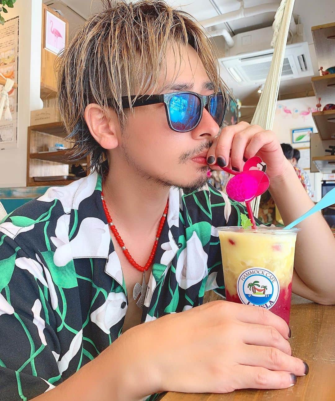のインスタグラム：「夏も終わり🌺 さぁ10月のご予約 開放しまーす😆 19時半からスタート😉 沢山のご予約お待ちしてます✨ 今回は初の試み✨ 1回目の開放 ✨本日✨ 2回目の開放 ✨20日以降✨ いつも、、、スケジュールが、、、シフトが、、、 って沢山のお客様から要望頂いてて 予約とれないやん(● ˃̶͈̀ロ˂̶͈́)੭ꠥ⁾⁾ ってなってたから 2回にわけます😆 よろしくおねがいします」