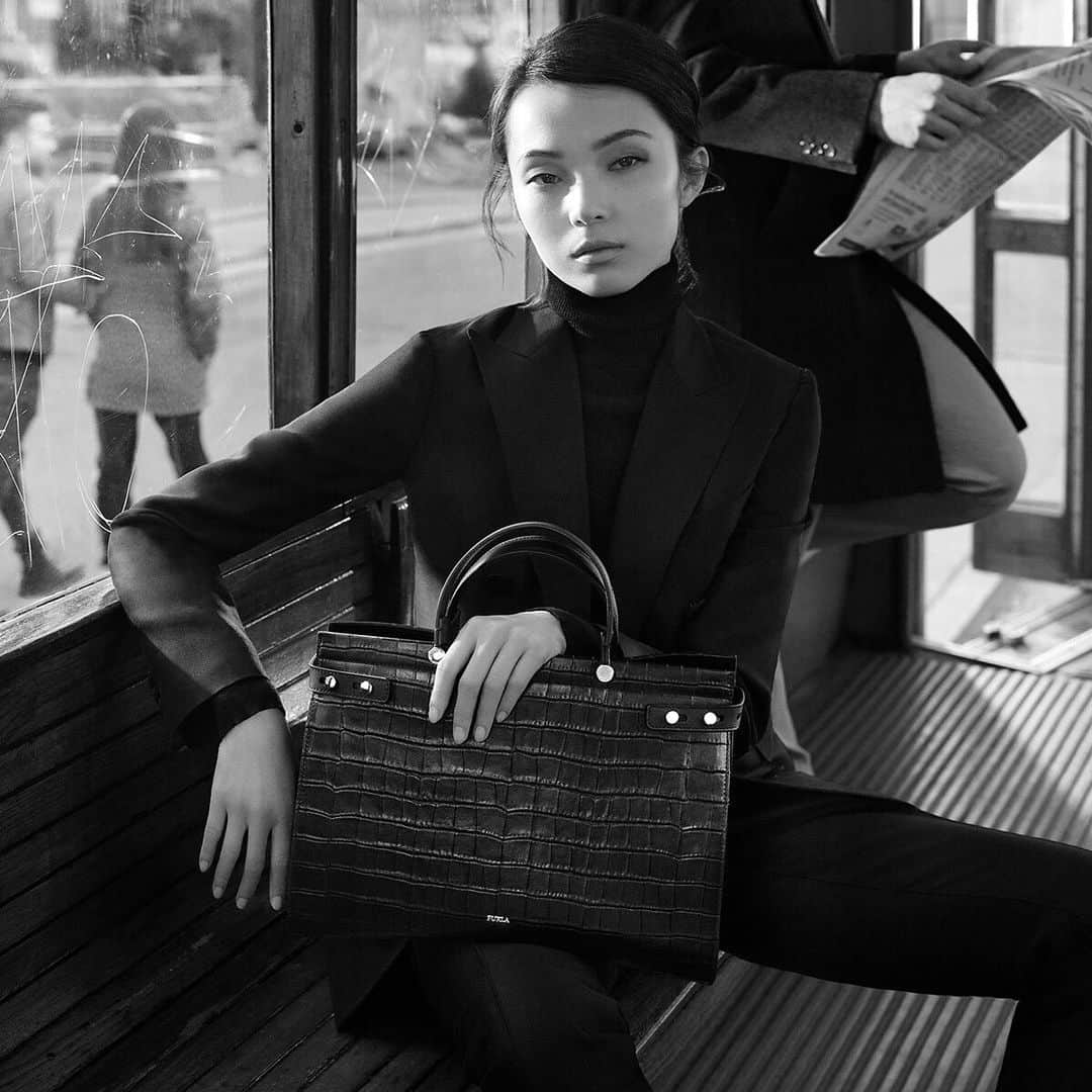 のインスタグラム：「Milano keeps going.  Furla presents the new Fall Winter 2019 collection, an ode to Milano. @jujujuxiaowen riding a tramway, with the new Furla Lady M and the Furla Diva sunglasses.  #thefurlasociety #furlafeeling #newcollection #furla #accessories #fashion」