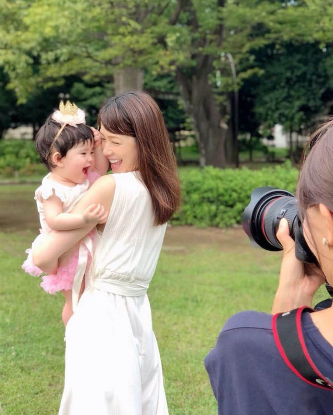 相沢まきさんのインスタグラム写真 - (相沢まきInstagram)「こまきちゃん１歳バースデーフォト📸 １枚目はスマホの待ち受けに😁 @studio.mahalo.2019 のママカメラマンRINさんのお陰でいつもより笑顔多めで今までで1番上手く行きました😁🙏 そして、バナナとしまじろうの絵本に助けられました🍌🙏 ステージママの気持ちが少しわかった日😁  #カメラの横でひたすら歌う #カメラの横でいないいないばぁ #グズったらバナナ #スタジオマハロ  #studiomahalo #バースデーフォト  #1歳バースデーフォト」9月8日 19時27分 - maki_aizawa0414