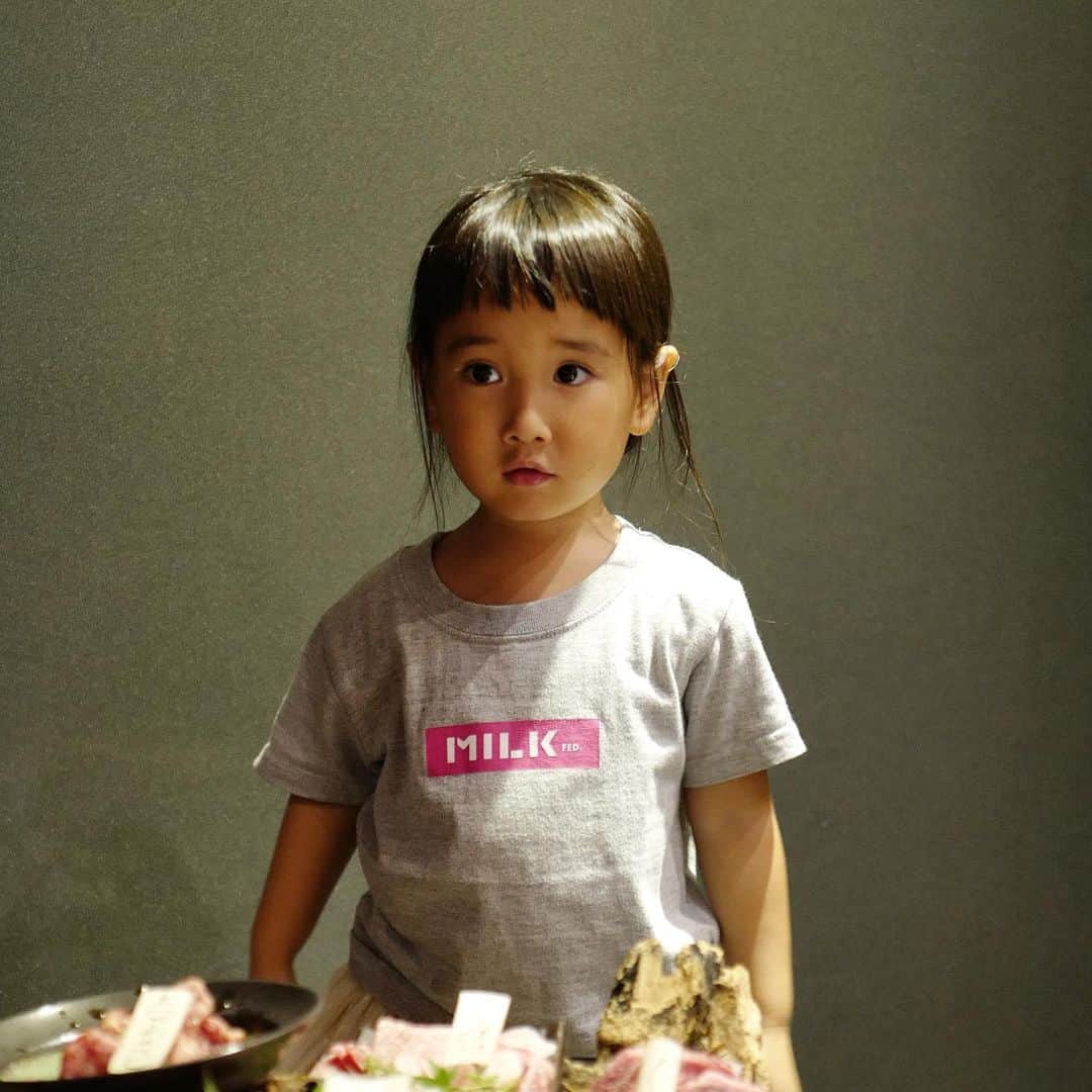 照屋 健太郎さんのインスタグラム写真 - (照屋 健太郎Instagram)「昨夜は、僕の父親の誕生日ディナー！ みんなで焼肉に 😋🙌🏻 沖縄に帰ってきてからは、ここ４年以上毎月１回は僕の家族と両親と一緒に、夕ご飯を食べる時間があります。娘の成長を両親に一緒に見てもらえること、こうした時間が過ごせる環境に感謝しています🙏🏻✨ . . #沖縄 #日夕佳 #娘 #4歳 #家族」9月8日 19時27分 - libertyforce_teruya