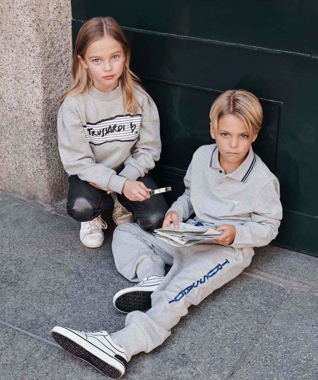 のインスタグラム：「Trussy Grey is very cunning but Anna and Kevin don’t give up! @annapavaga @kevin_fontanella_official - #LookingforTrussyGrey #TrussardiJunior」