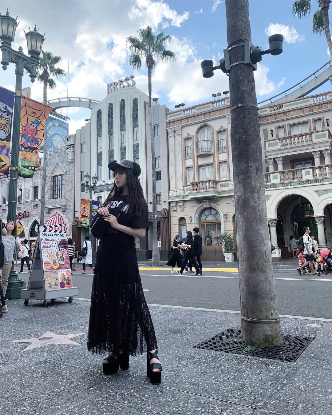 おもてちゃんのインスタグラム：「. ユニバたのしすぎた ティムのTシャツとスヌーピーの帽子買った！ 連投するよ📷 . バッグ…Forever21 スカート…GRL サンダル…EMODA」