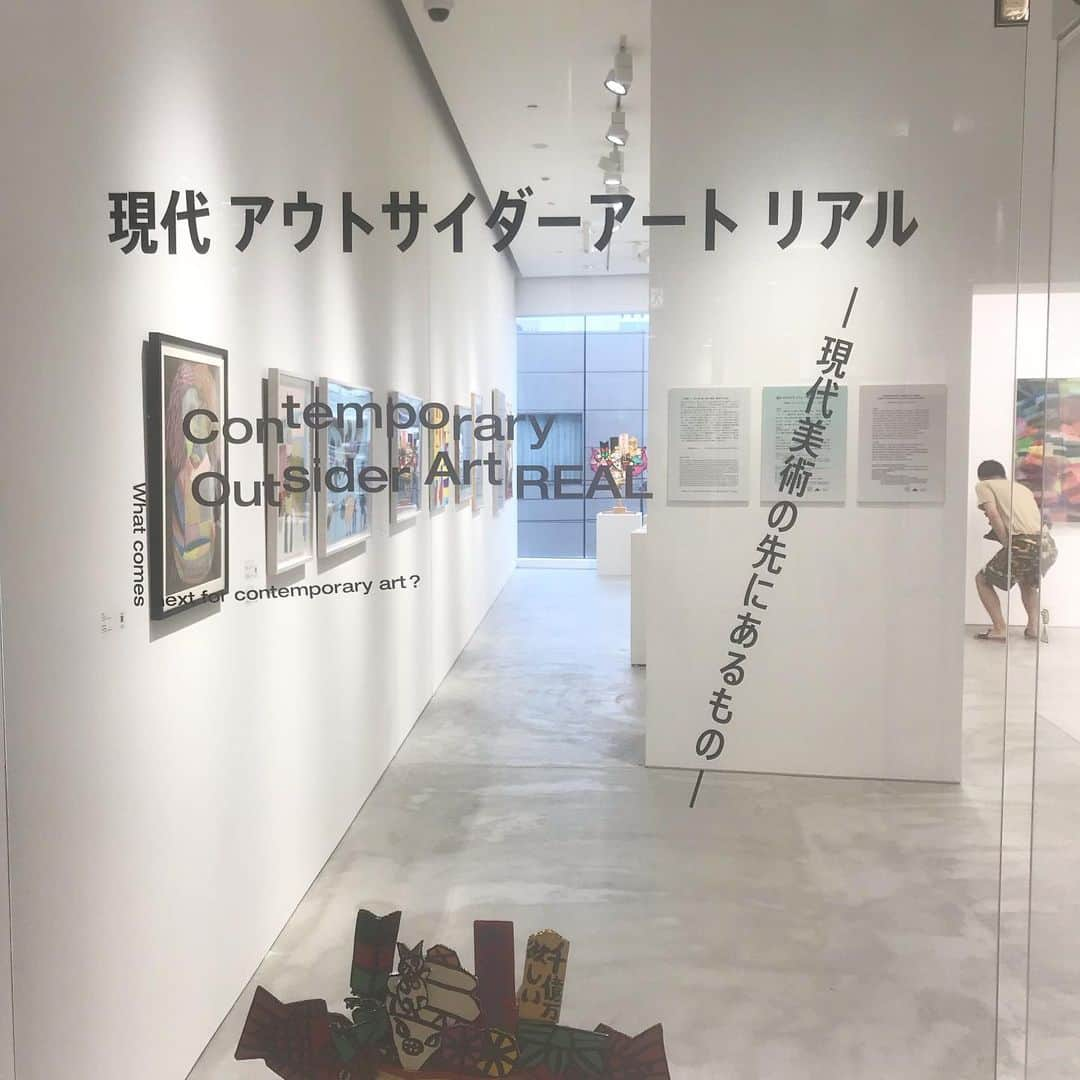 丸山敬太さんのインスタグラム写真 - (丸山敬太Instagram)「素敵な展覧会。  多分、普通とされている世界では何かしらの不自由を抱えて生きているようにみえる彼らの創りだす世界は、 嫉妬するほど自由だ。  何かを創る時、つい頭で考えたり、経験が邪魔をしてしまう、凡人の私には、何かと繋がって、ただひたすら表現する彼らのすざましいクリエーションに感動してしまう。  美しくて、エネルギーに溢れてて、優しくて、清しい作品が多く  会場の中が良い波動で溢れていて、いるだけで泣きそうになった。  #アウトサイダーアートリアル #gyreomotesando」9月9日 0時57分 - keitamaruyama