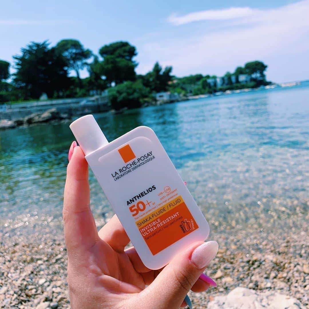 La Roche-Posayさんのインスタグラム写真 - (La Roche-PosayInstagram)「Good move, @iamaredmermaid ! Protecting your skin against the sun and UV rays is such a smart thing to do. Anthelios Shaka Fluid SPF50 is non-greasy but also sand & water resistant. Don’t forget to use it year-round- UV rays don’t go away just because we’re not on vacation anymore!  All languages spoken here! Feel free to talk to us at any time.  #larocheposay #anthelios #LRPlove」9月9日 0時59分 - larocheposay
