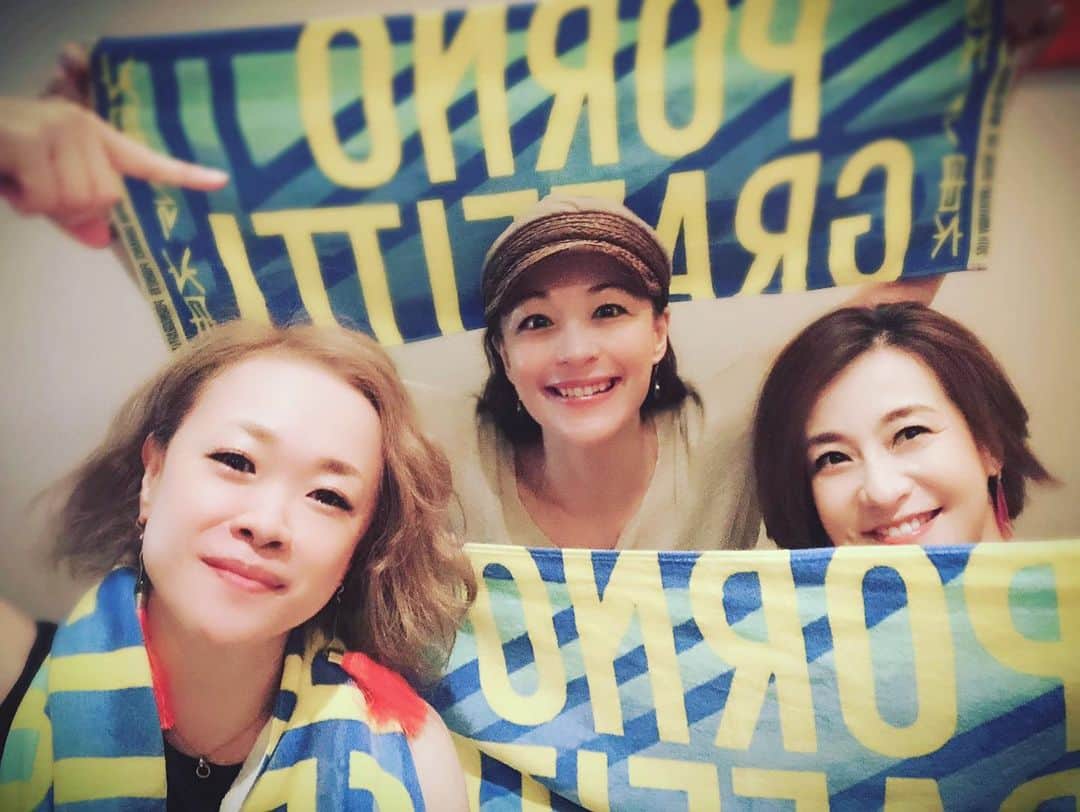 のインスタグラム：「ポルノグラフィティのライブを東京ドームにGravity 3人で行ってきた〜！！！20周年の「Nipponロマンスポルノ」最高に盛り上がりました！！！同世代がだから自分たちの辿ってきたいろんなことを思い出したりしました^_^ アンコールのラストに林希と私とでレコーディングのバックコーラス参加させていただいた「ライラ」も凄く上がりました！ やっぱり最高に楽しい！ポルノ最高！ #ポルノグラフィティ #nipponロマンスポルノ #20周年 #最高に楽しいライブでした #ライラ #東京ドーム #greatconcert #pornograffitti #gravity3人勢揃い #林希 #岡千絵 #シルビアグラブ」