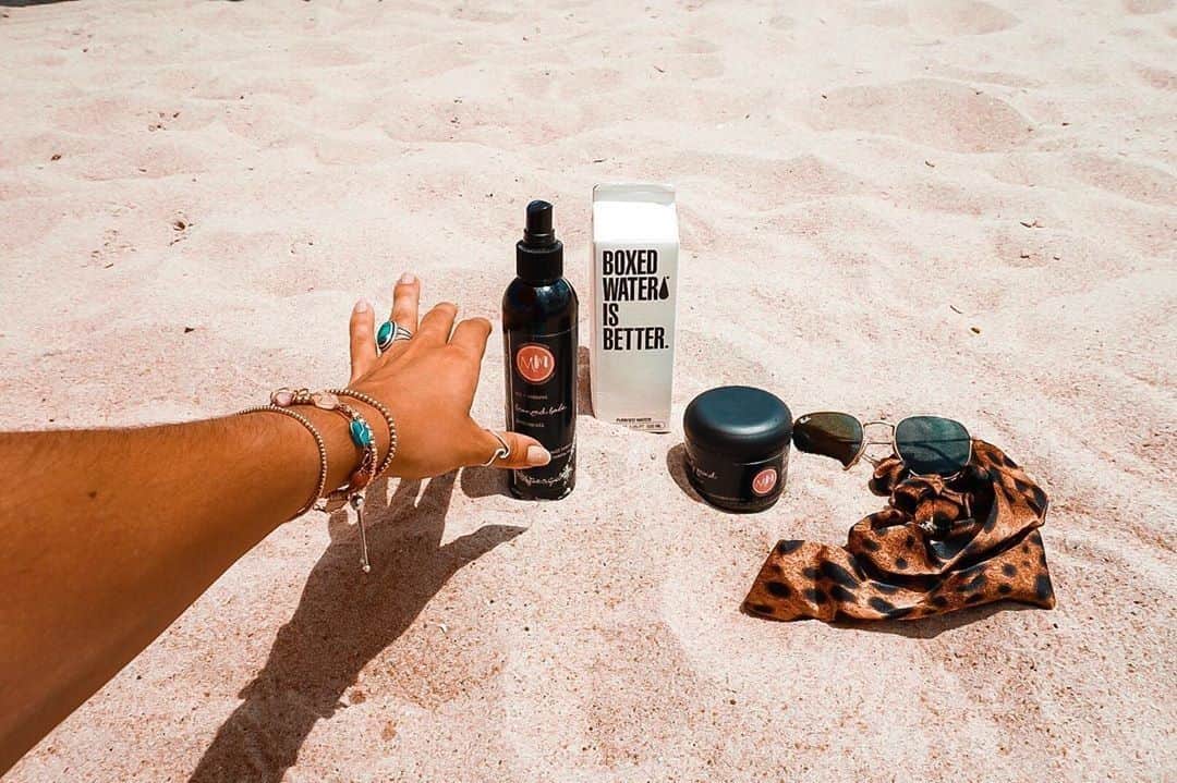 のインスタグラム：「Reach out & hold on to the weekend. How do you dodge those pesky #SundayScaries? 📷: @MckinnaFaye  #BoxedWater #BoxedWaterisBetter #Summer #BeachDay #Sunshine #Sand #Shades #Love」