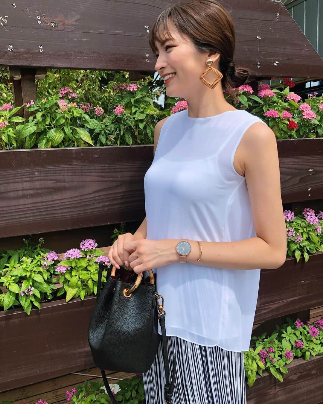のインスタグラム：「・ 9月に入って すこーし秋めいてきた気もしてたけど🍁 日中はまだまだ暑くて 少しホッとしている自分がいる🤭💕 ・ 夏が終わってしまったら あっという間に年末だもん〜😫 ・ 毎日のようにつけている⌚️ @danielwellington  このデザインが1番わたしのファッションに合わせやすい💯✨ ・ クーポンコード良かったら使ってね❤️ 15％OFFクーポンコード：hiura（10/31まで有効、公式サイト使用のみ） ・ https://www.danielwellington.com/jp　 #danielwellington #ダニエルウェリントン #DW新作 #DW手元ルックス #秋コーデ #instagood #instali」