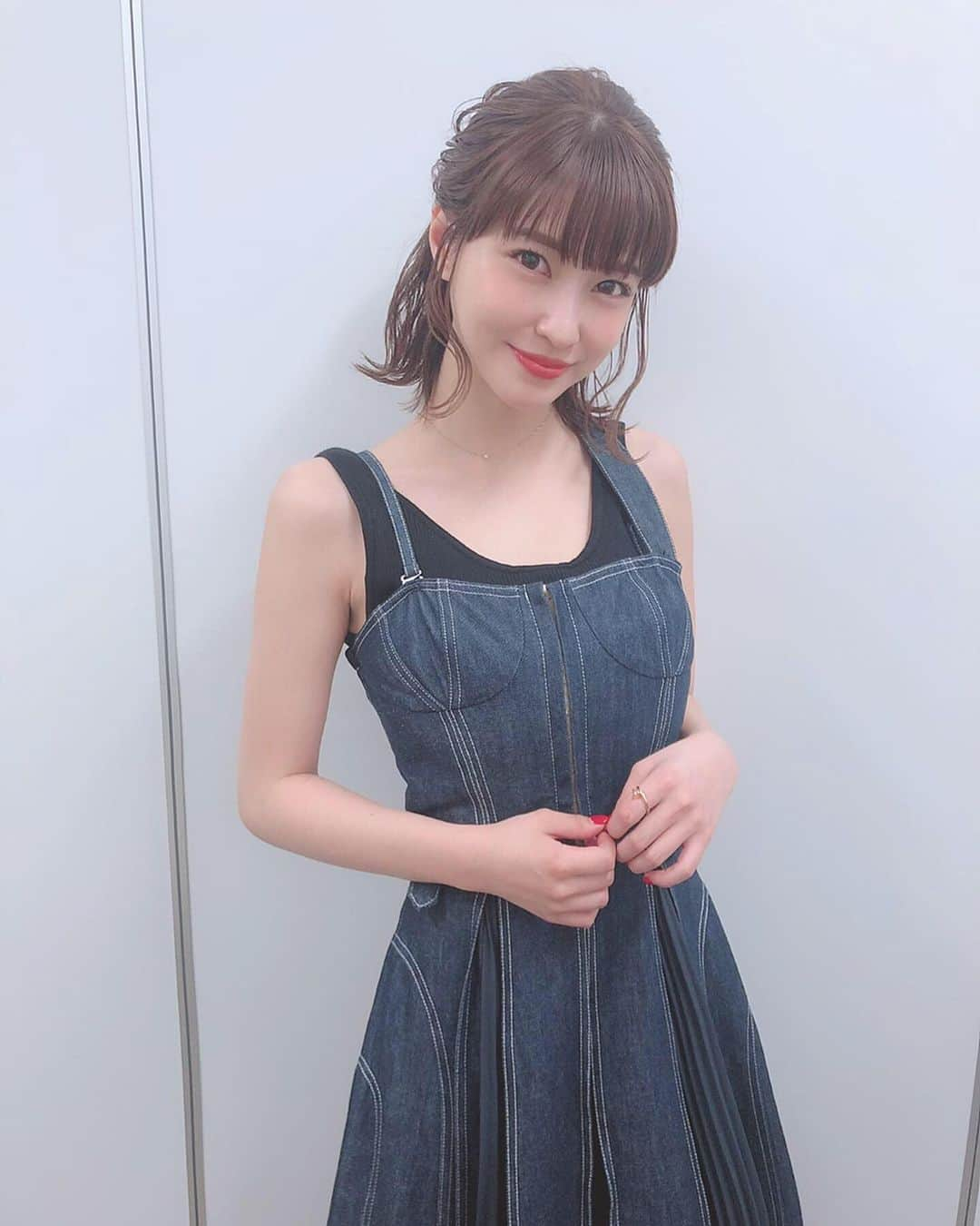 岸明日香さんのインスタグラム写真 - (岸明日香Instagram)「こういう服は胸おさえて細身で着た方がかわよいよね🐶💕 .  あ、胸つぶすなよとかのクソリプはいりません🙌笑」9月8日 19時32分 - aspoo02