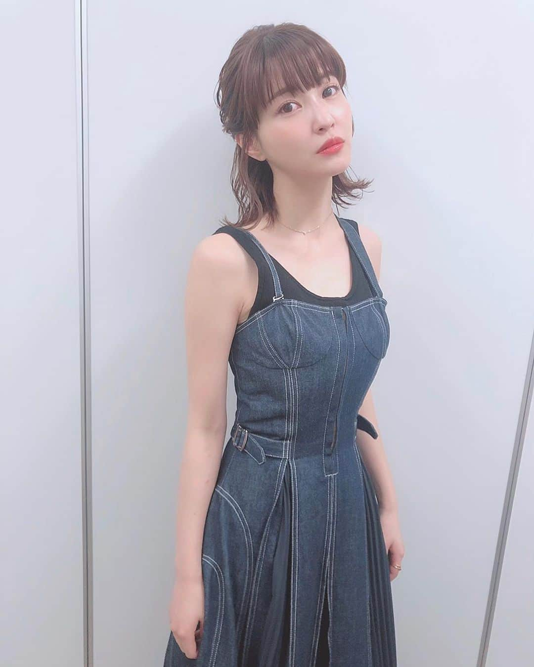 岸明日香さんのインスタグラム写真 - (岸明日香Instagram)「こういう服は胸おさえて細身で着た方がかわよいよね🐶💕 .  あ、胸つぶすなよとかのクソリプはいりません🙌笑」9月8日 19時32分 - aspoo02