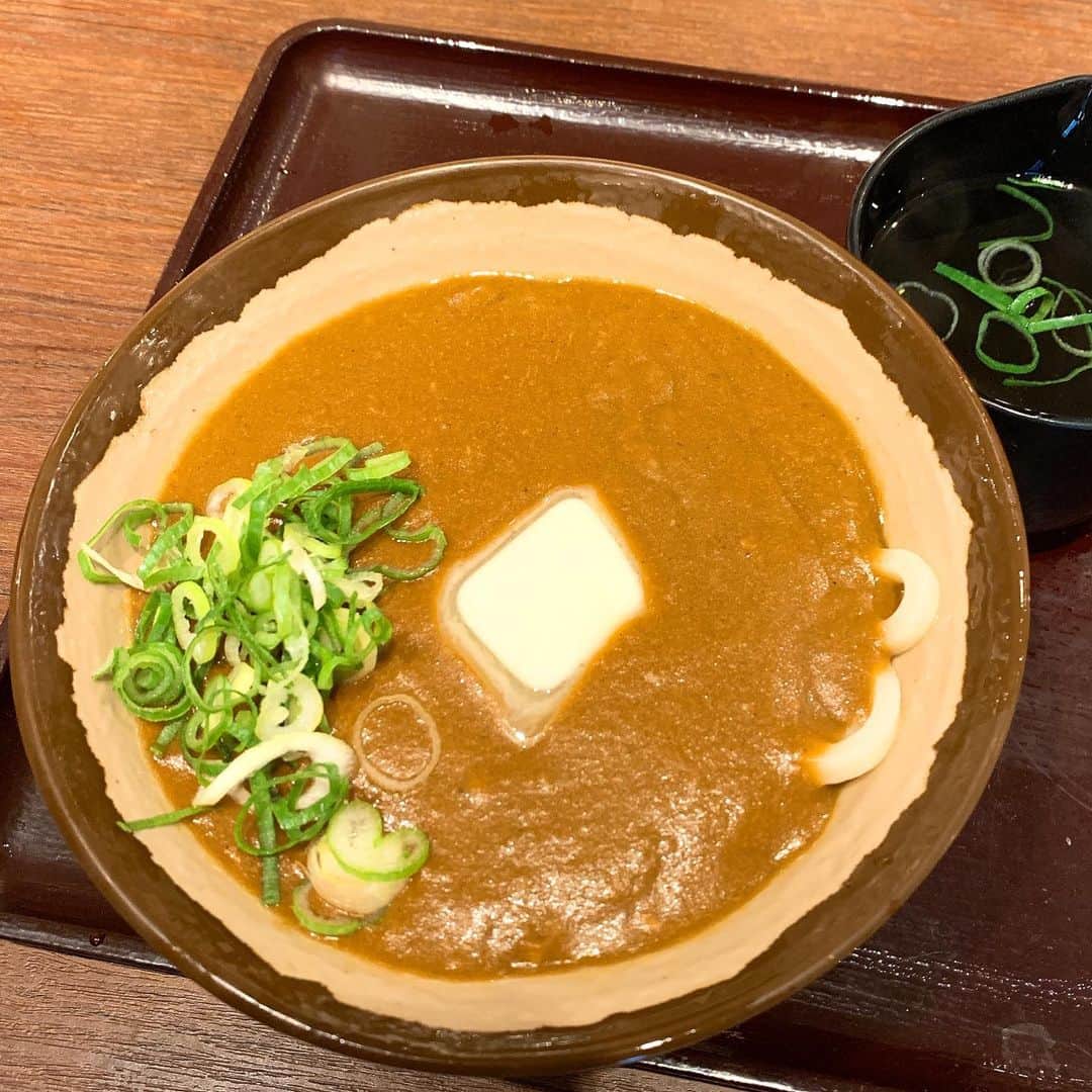 のインスタグラム：「【神田 香川一福】 絶品濃厚カレーうどんが食べられるお店 ㅤㅤㅤㅤㅤㅤㅤㅤㅤㅤㅤㅤㅤ 🏠#神田 #香川一福 🚶‍♂️神田駅徒歩4分 📖カレーうどん(¥700円) ㅤㅤㅤㅤㅤㅤㅤㅤㅤㅤㅤㅤㅤ A4、A5和牛とたくさんの野菜から作られた出し汁で作られた贅沢なフレンチカレーうどん。  温なのでうどんのコシは普通。 ㅤㅤㅤㅤㅤㅤㅤㅤㅤㅤㅤㅤㅤ そのまま食べるとビーフの味がしっかりする濃厚カレー。ネギがいい仕事してる。 ㅤㅤㅤㅤㅤㅤㅤㅤㅤㅤㅤㅤㅤ カレーの上にはカルピスバター。 ただのバターじゃないからくどさない。 きっとコクが増してるんだろうね。 ㅤㅤㅤㅤㅤㅤㅤㅤㅤㅤㅤㅤㅤ 濃厚カレーうどんはたしかにうまい。 ん、でもそれでここまで有名になるか？と思いつつ、一緒におぼんに乗せて運ばれてきてる出汁を投入すると一気に出汁のきいた和風カレー。 こっれが神うまい。味変できるの最高。 ㅤㅤㅤㅤㅤㅤㅤㅤㅤㅤㅤㅤ 辛さは中辛くらい。出汁を入れてちょい優しくなるかな。  席は30席ほど。 男性多めだけど女性一人客も多い。 ㅤㅤㅤㅤㅤㅤㅤㅤㅤㅤㅤㅤㅤ うどんの量は基本ひと玉で値段追加で増やせる  ぶっかけ450から釜玉バターが650円 ㅤㅤㅤㅤㅤㅤㅤㅤㅤㅤㅤㅤㅤ 紙エプロンもらえるから安心だね。 出汁いれてからが神。 ㅤㅤㅤㅤㅤㅤㅤㅤㅤㅤㅤㅤㅤ 店内写真撮影禁止 営業時間 11:00〜19:00」
