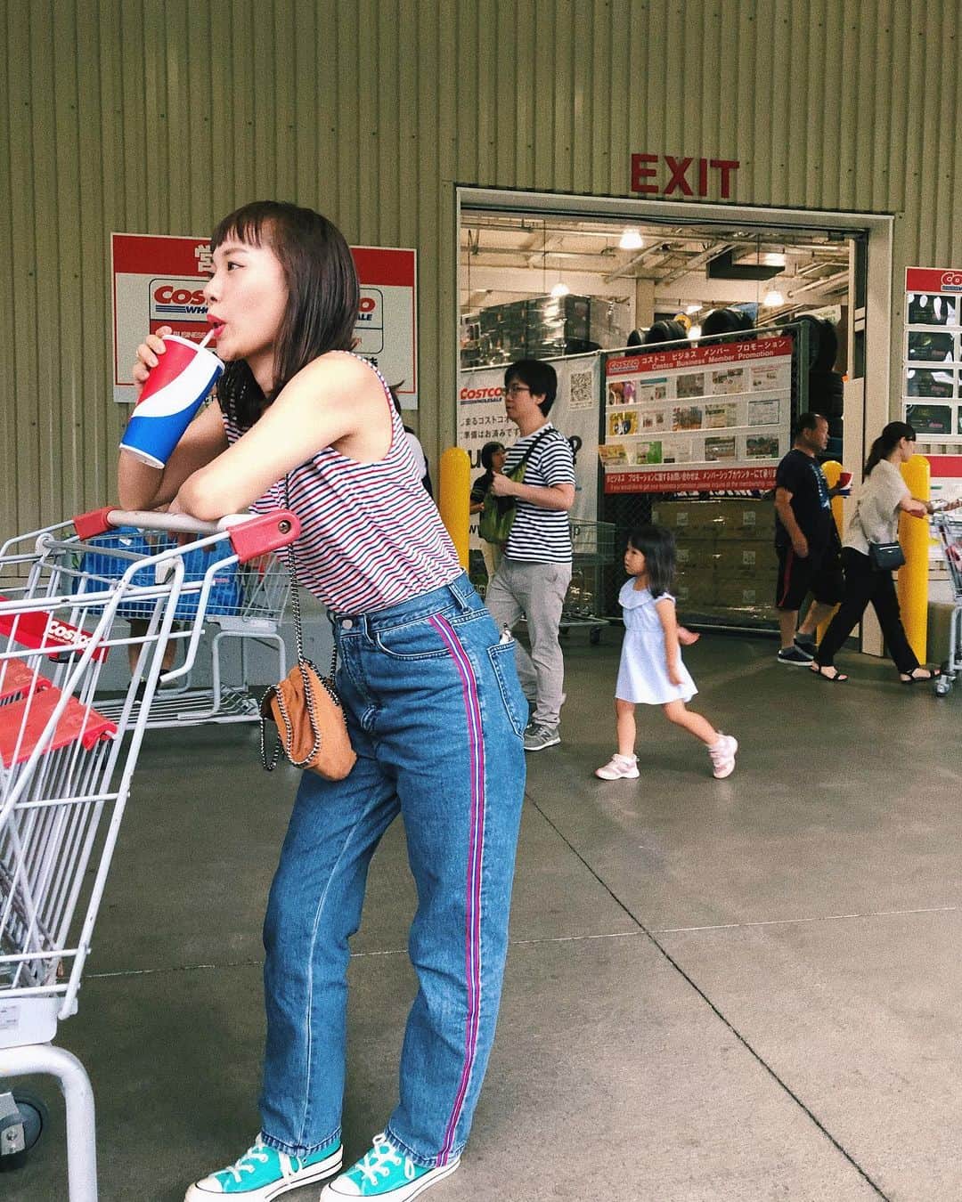 sayocoのインスタグラム：「TPOかなり意識するタイプ🇺🇸🥤 #costco  #コストコーデ #マヌケ顔」