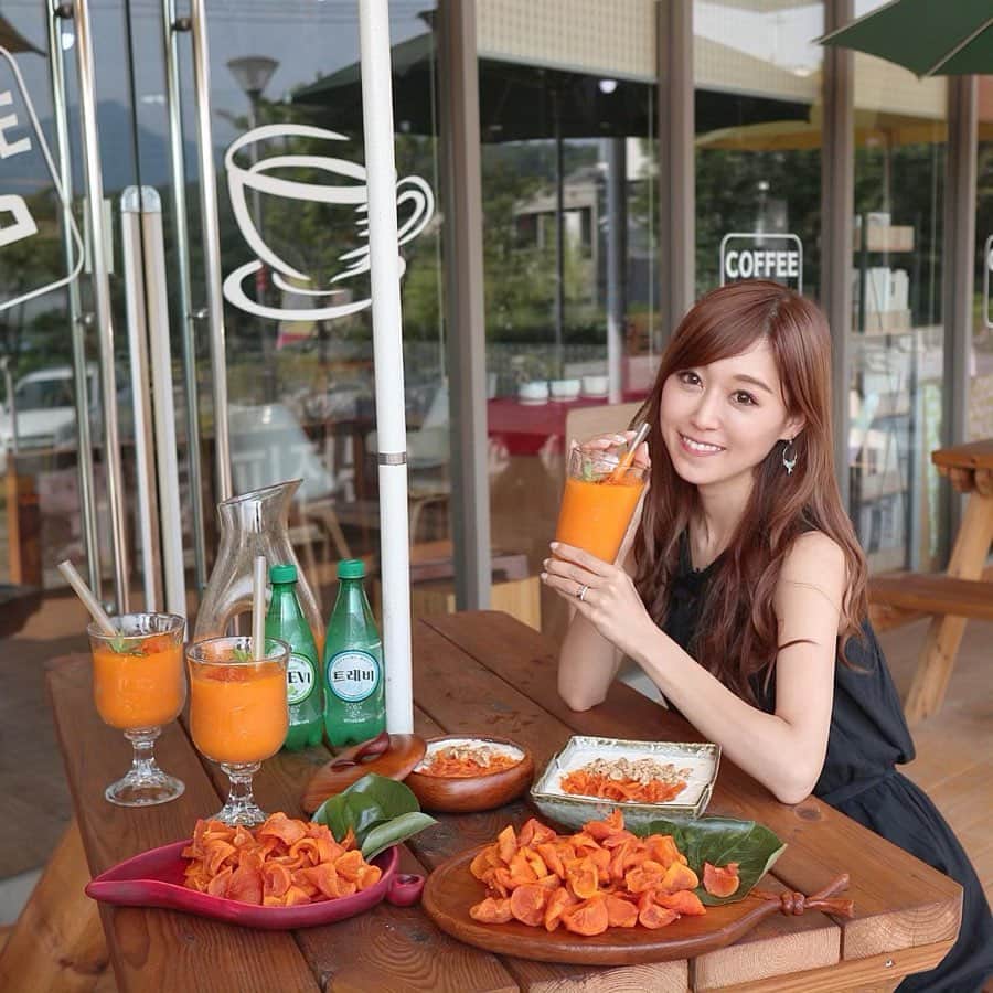 のインスタグラム：「7月に韓国農水産食品流通公社さんの取材撮影でいった韓国✨ 韓国産干し柿やチャメ、えごまの葉、ゆず茶など韓国食材の生産地を巡ってきました。 . チャメやえごまの葉は実際に畑に行って収穫の様子も体験💡 採れたてのチャメはみずみずしくて、えごまは香りが良くてクセになる味でした😍 . そして干し柿やえごまの葉の生産地ではそれぞれの食材を使ったいろんなお料理を生産者の方々にご紹介頂き、こんなアレンジもあるんだ！と驚きの連続でした😍 . ゆず茶の工場では帰りにお土産もいただいたので、家でゆず茶のソーダ割りを作るのにハマりこの夏はほぼ毎日飲んでた気が‥笑 お料理にも使えるし用途がたくさん！ . 今回の生産地訪問、どこへ行ってもみなさん優しく温かく笑顔で迎えてくれて嬉しかったなぁ😍みなさん本当にありがとうございました💕 . そして韓国食材の魅力をたくさん知ることができました♡ これからも日々のお料理の中で積極的に活用していきたいな🤗 . . . @atcenter_japan #韓国おうち旅 #korean_food #ゆず茶 #えごま #チャメ #韓国産干し柿 #フルーツ #オメガ3 #pr」