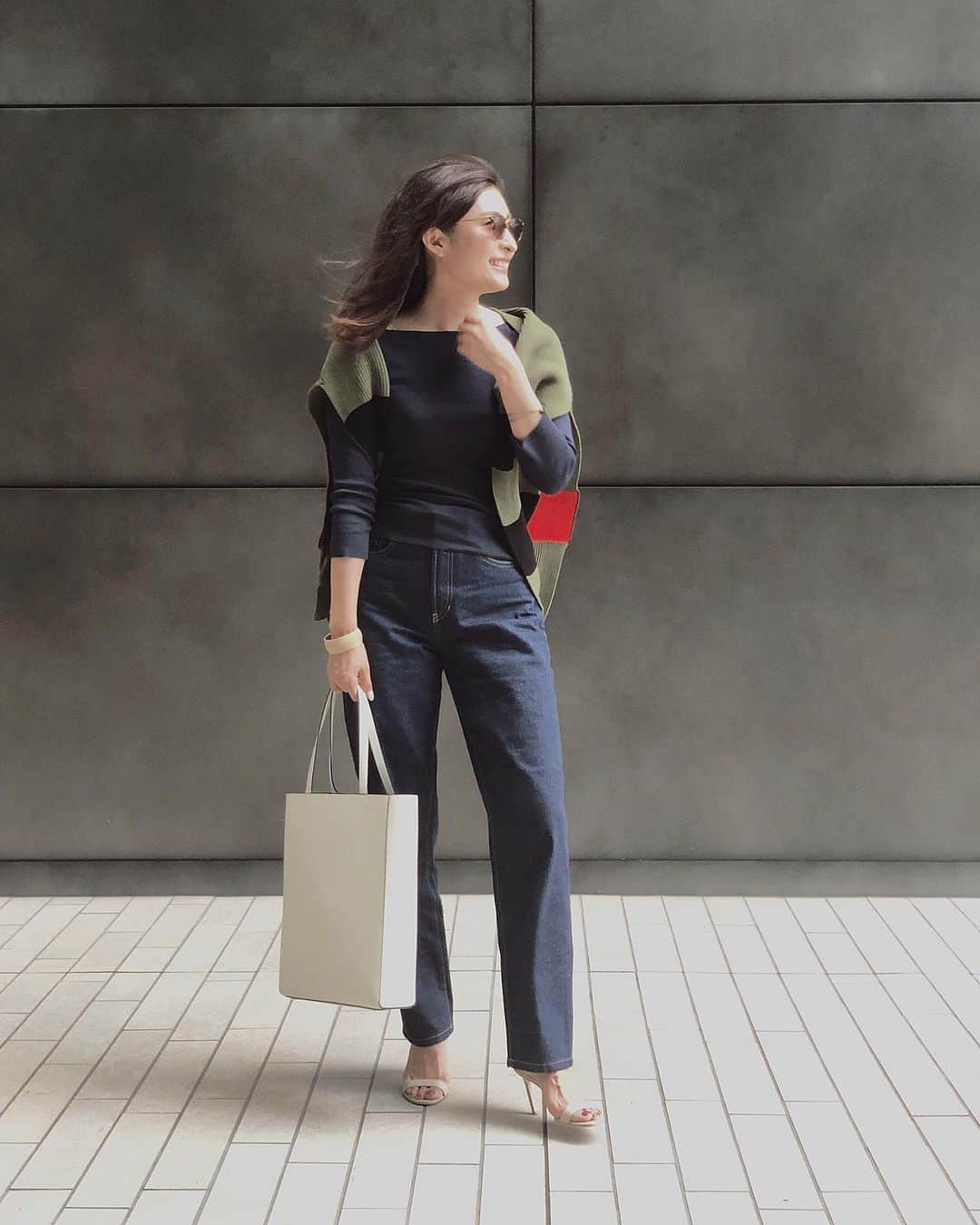 Ayaさんのインスタグラム写真 - (AyaInstagram)「#outfitoftheday . @bananarepublic_jp  かなり履きやすいバナリパのデニムをネイビーのワントーンで。 カーキと赤をポイントに。 @bonaventura.official のショッパーbagは白を。これから暗い色が増える冬に映えます✨ . tops @ronhermanstore  Knit @soniarykiel  #バナリパデニム#bananarepublic #itsbanana #プラワンコーデ #ボナベンチュラ #bonaventura」9月8日 19時41分 - aya_green1010