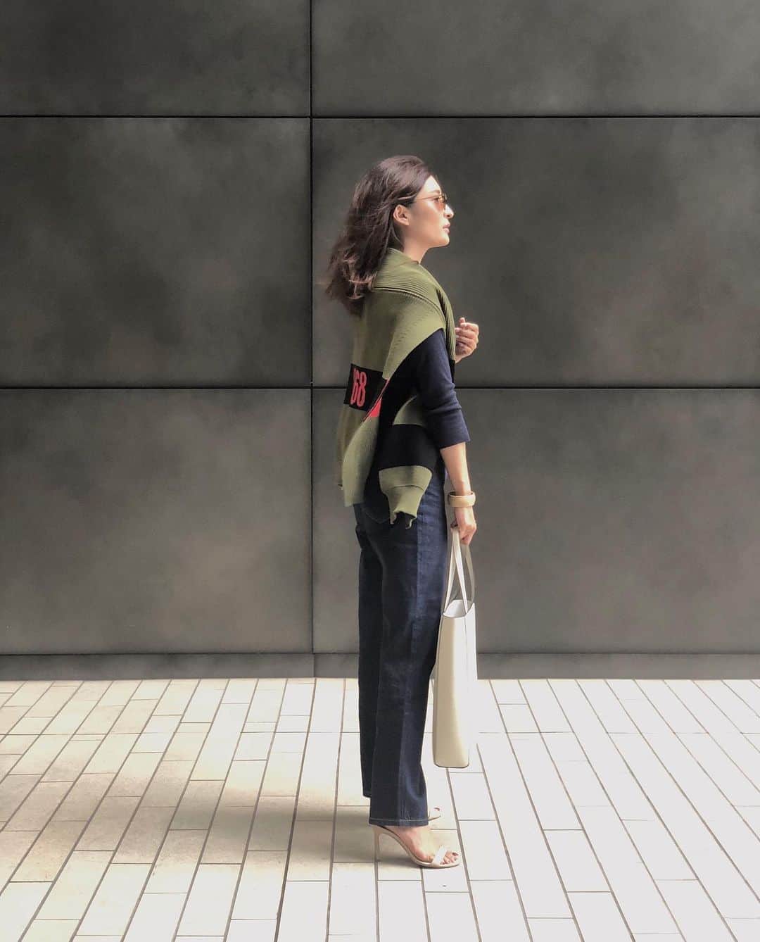 Ayaさんのインスタグラム写真 - (AyaInstagram)「#outfitoftheday . @bananarepublic_jp  かなり履きやすいバナリパのデニムをネイビーのワントーンで。 カーキと赤をポイントに。 @bonaventura.official のショッパーbagは白を。これから暗い色が増える冬に映えます✨ . tops @ronhermanstore  Knit @soniarykiel  #バナリパデニム#bananarepublic #itsbanana #プラワンコーデ #ボナベンチュラ #bonaventura」9月8日 19時41分 - aya_green1010