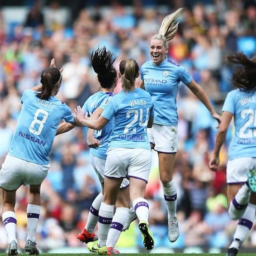ジェンマ・ボナーのインスタグラム：「The moment my fave scores a worldie to win the Derby in front of 31,000 people 😅🔵 #TheRoShow 🤭」