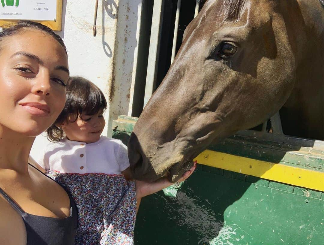 ジョルジーナ・ロドリゲスさんのインスタグラム写真 - (ジョルジーナ・ロドリゲスInstagram)「Que linda mañana hemos pasado👩‍👧‍👦❤️ Ellos y su amor por los animales!! Feliz día 🌸🌻☀️ mi look es de @aloyoga 🌎」9月8日 19時43分 - georginagio