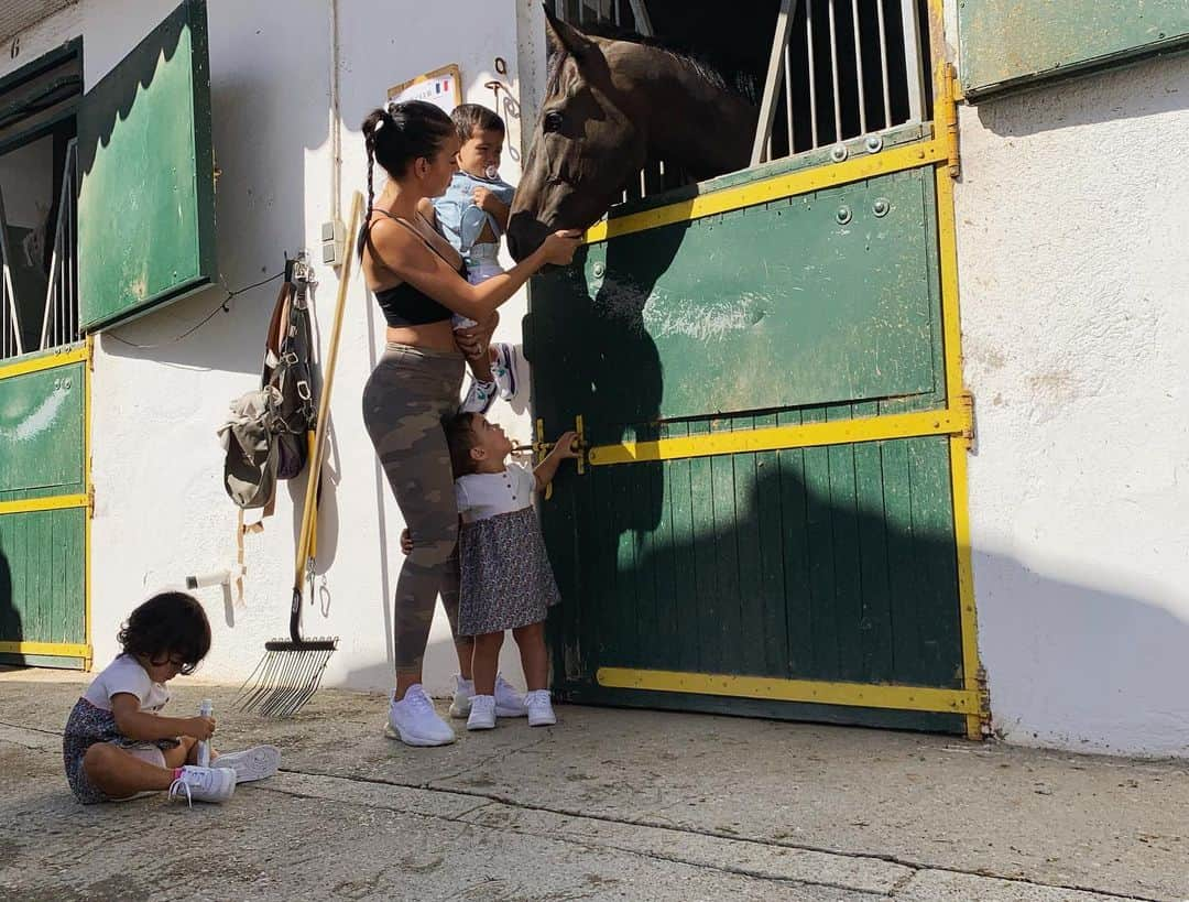 ジョルジーナ・ロドリゲスさんのインスタグラム写真 - (ジョルジーナ・ロドリゲスInstagram)「Que linda mañana hemos pasado👩‍👧‍👦❤️ Ellos y su amor por los animales!! Feliz día 🌸🌻☀️ mi look es de @aloyoga 🌎」9月8日 19時43分 - georginagio