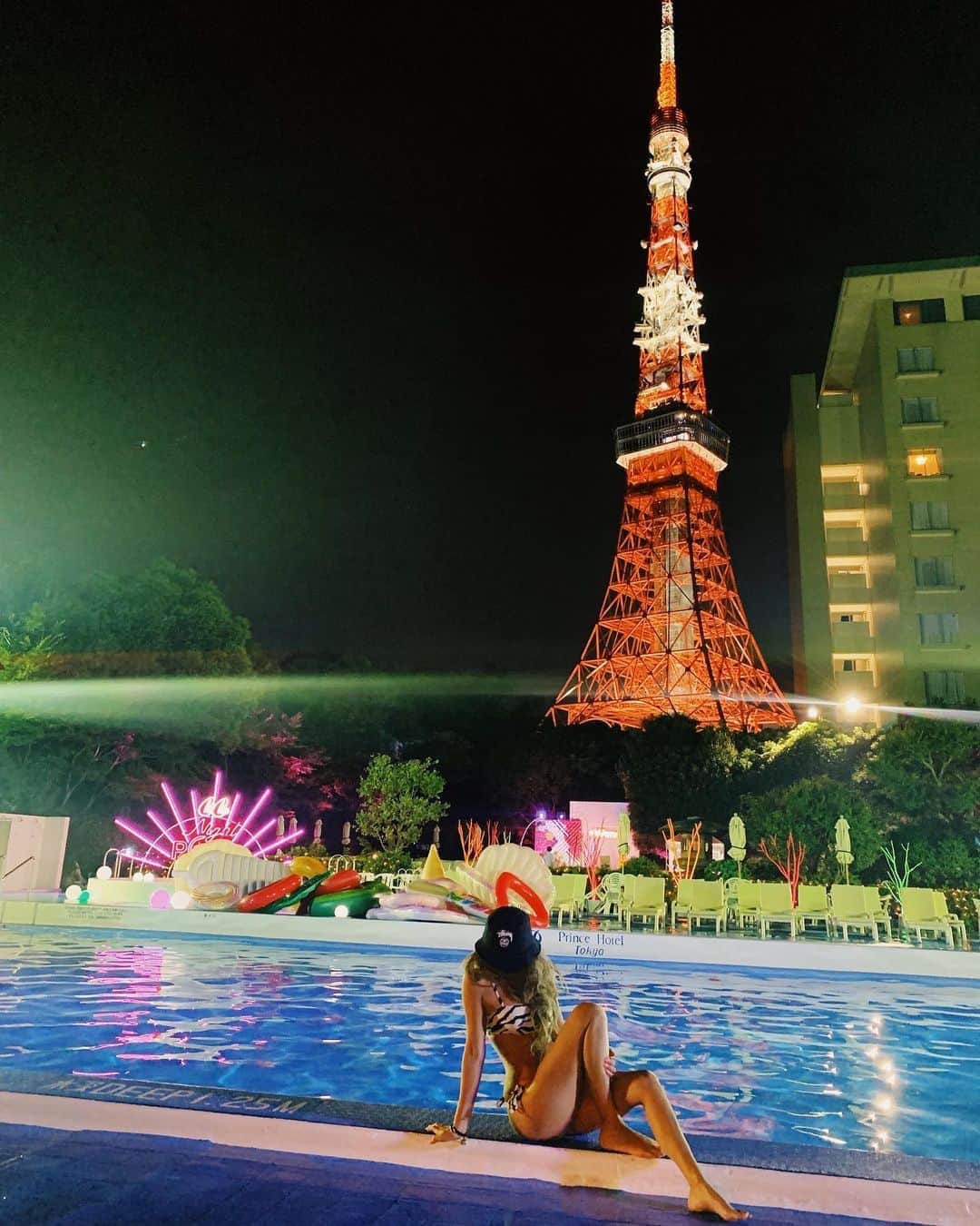 MARISのインスタグラム：「Tokyo tower view #pool 🗼 Now... Good bye Japan 🇯🇵 We will miss japan again especially food ✈️ Ahhhh I’m sooo excited to new trip new life💓💓 ほぼほぼ初の東京プール😳 @5108 が東京に来てたから行ってきたよ💓入らず一生喋ってた🤣 たまには東京の写真❤️やっぱり東京タワーかっきーっす❤️ 1番好き！ではでは、バイバイ東京🥺✈︎✈︎✈︎💓 #tokyo #japan #girls #traveler」