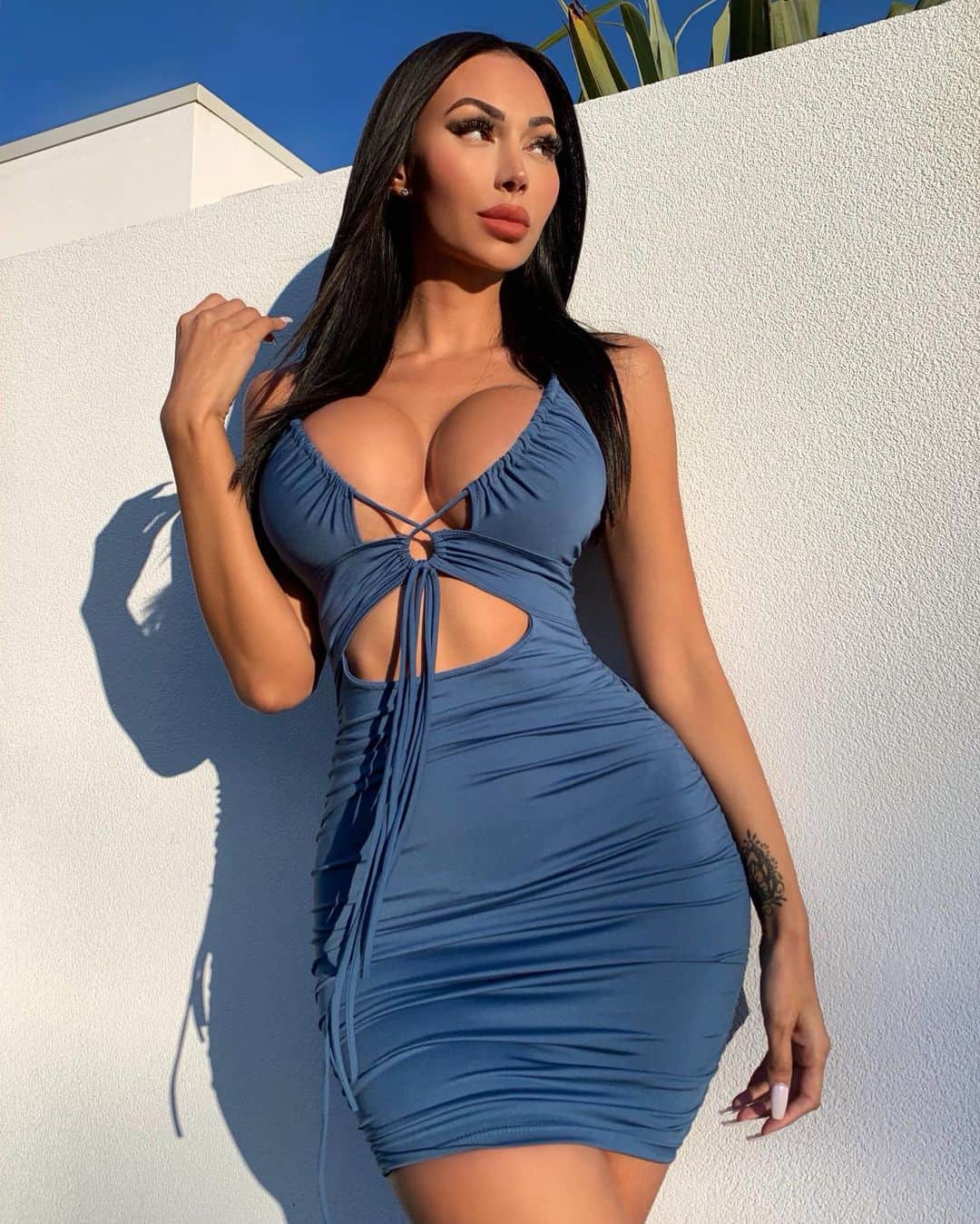 ANNELESE MILTONのインスタグラム：「Just out here pretending I can’t see all of his red flags 🚩🚩🚩 dress @hotmiamistyles」