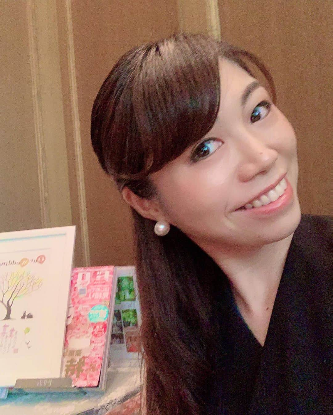 小林アナさんのインスタグラム写真 - (小林アナInstagram)「‪皆さんに結婚の心配していただくのですが、、、20代の頃から特に結婚願望ないって言ってて、、、当時は良かったけど、今この年齢になると強がりって言われちゃうから大々的には言わないようにしてるんだけど‬ ‪それでもやっぱりそう思われますよねー。‬ ‪後ろにゼクシー！！‬」9月8日 19時49分 - genkobiribiri