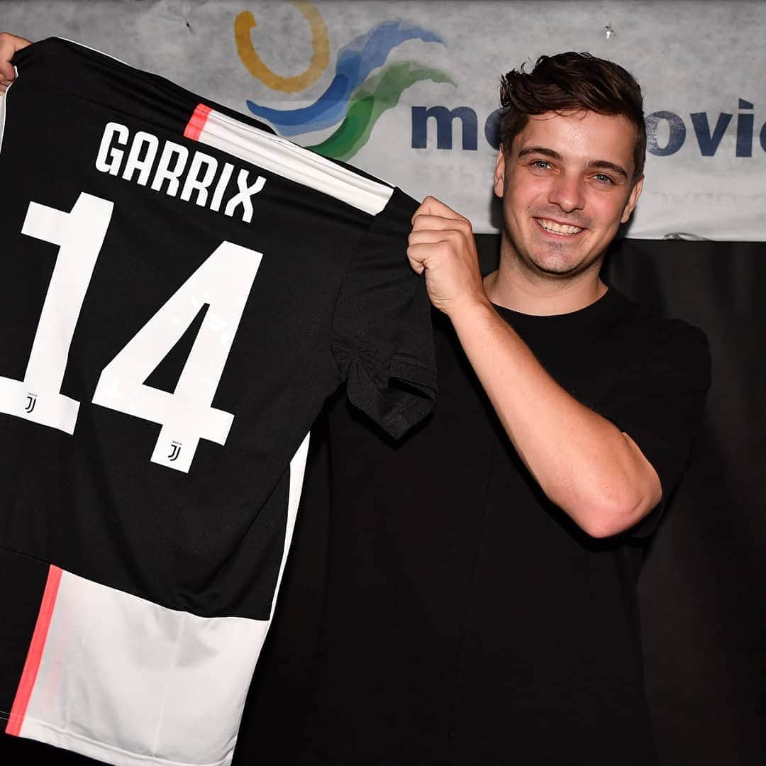 ユヴェントスFCさんのインスタグラム写真 - (ユヴェントスFCInstagram)「Martin Garrix ✖ Bianconeri threads = 🔥🔝」9月8日 19時58分 - juventus