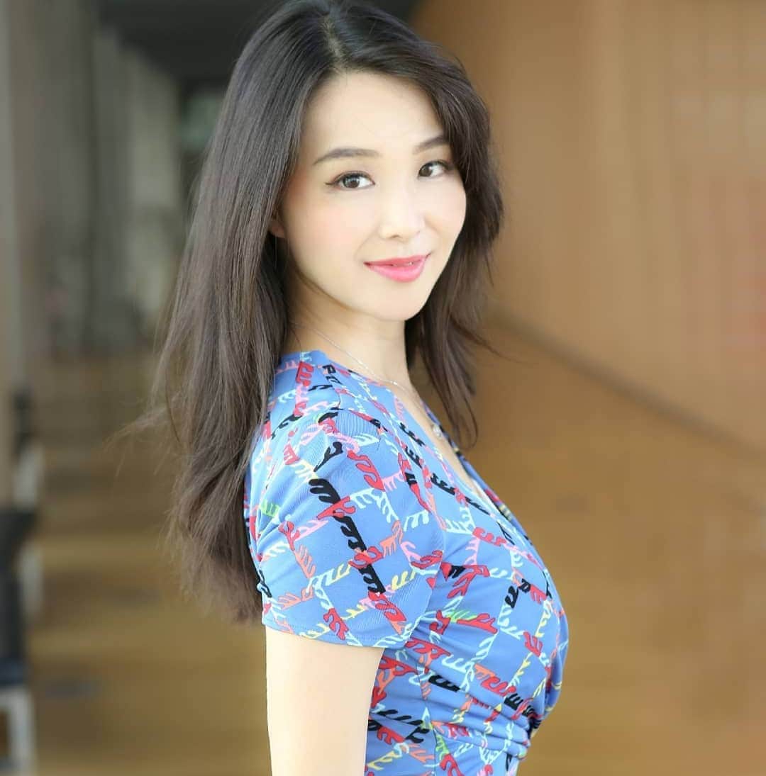 Miyu Toyonagaのインスタグラム：「💙💙 - -  先日、DMで質問こんな質問をいただきました。 「大変な時期をポジテイブに乗り切るにはどうすれば良いでしょうか」  インスタではキラキラしているように見えるようですが私も、時には落ち込むこともありますし傷づき、落ち込むことだってあります。  どんなに頑張っても、期待するほどの結果がついてこない…なんてことはよくあります🤦  もし今あなたが困難という壁にぶつかっているのなら、ゲームのように チャレンジという意識に切り替えてみてください。ゲームは一生続くものではないから☺️☝️ このチャレンジをクリアしたら次のレベルに行ける。  そしてチャレンジを乗り越えた数ほどあなたは強くなれるし、その分人にも優しく接してあげられるでしょう🙏  先日、ポートフォリオの写真を撮っていただきました。少女のような仕上がりにしていただきました😁🙏 📷@matsuda440」