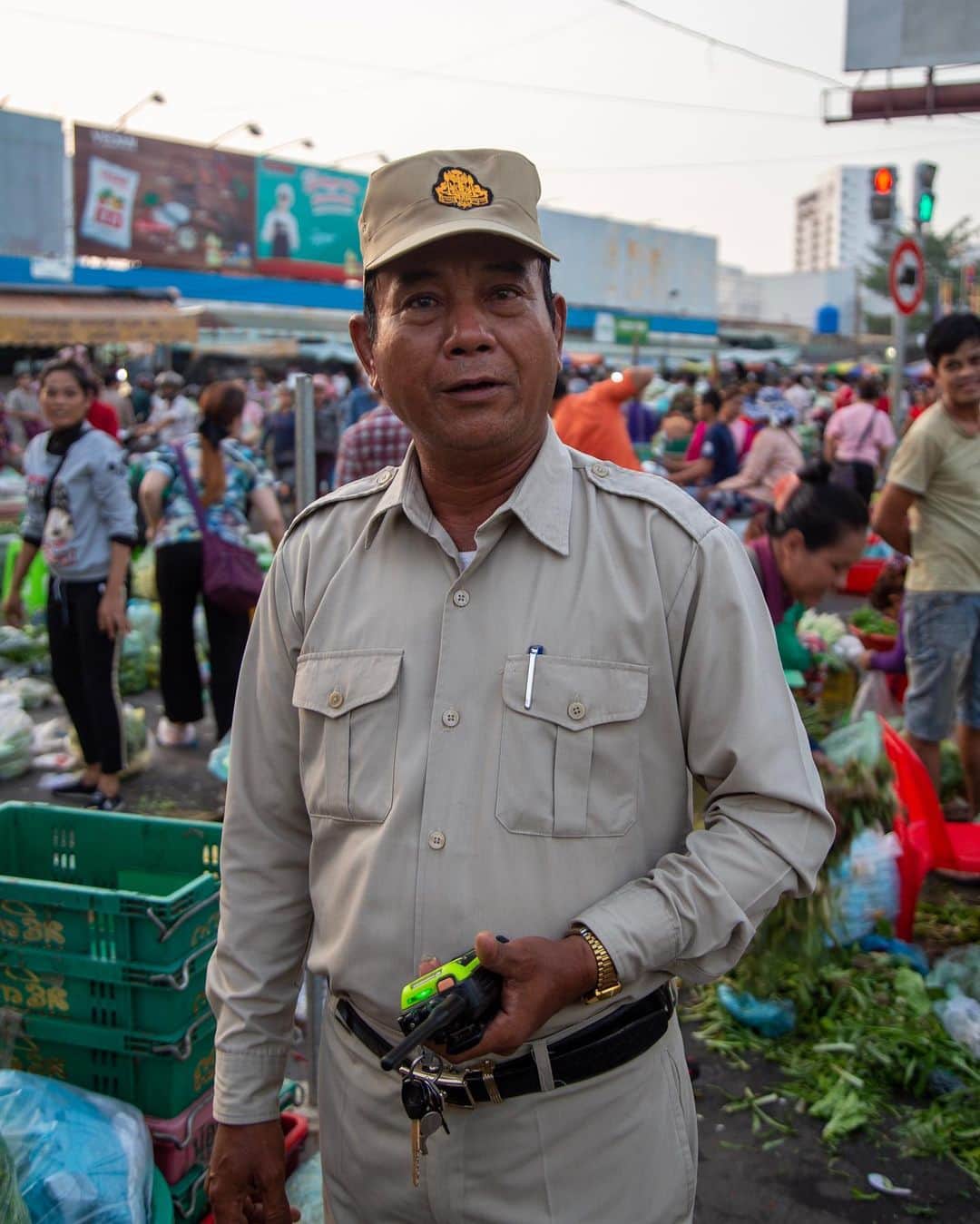 Shunsuke Miyatakeのインスタグラム：「Doeurm Kor Market, 0530am. There're some people who have a power. Like policemen, rich people, officers at airport. Most of them tend to utilize or abuse their power to control other people in Cambodia. I had a lot of bad experiences with them. A police tried to stop me taking photos and even forced me to pay money for taking photos. But this guy, another police officer, stopped him and let me take photos in the market freely. He knows what is the power for at least. #hellofrom Cambodia」
