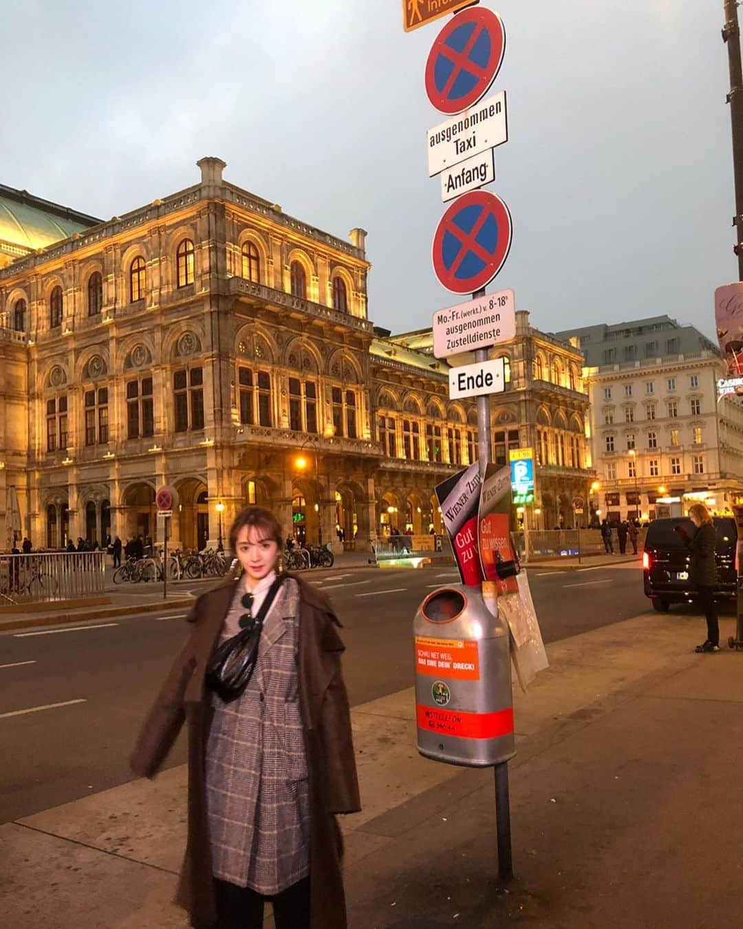 平木愛美さんのインスタグラム写真 - (平木愛美Instagram)「#manami_travel 🚀💫 スウェーデン行きたい！！！‬ . ‪昨年くらいから、訪れたいと考えている🇸🇪北欧！！！‬ . ‪ふしぎ発見で観た🇸🇪、最高に素敵な回でしあわせな気持ち🧚‍♂️💞‬ . ‪写真は全然関係ないけど昨年の🇦🇹‬ ‪スリに合いパスポートをなくしつつとりあえず大好きな世界遺産へ行って楽しんだ日。笑‬ #世界遺産 / ウィーン歴史地区 ＆ シェーンブルン宮殿と庭園群 2018.11.11 . 洋服は寒くってアウター重ね！！！でも途中はどんどんあったかくむしろ暑くなってきたり…💛 #愛美ふく  最後の写真は一日うごきまわりおつかれたのか、半目にお口半開きなshot。omg🛸👽 . 一年前だけど、ふと振り返ると旅ってほんとなんだか記憶が愛しいなあ これからもまーだまだたくさん、いろんなところ訪れて、感じて、楽しみたいです。  #SCHONBRUNN #stephansdom #wien #vienna #Austria #🇦🇹 #世界遺産検定1級」9月8日 19時58分 - manamihiraki