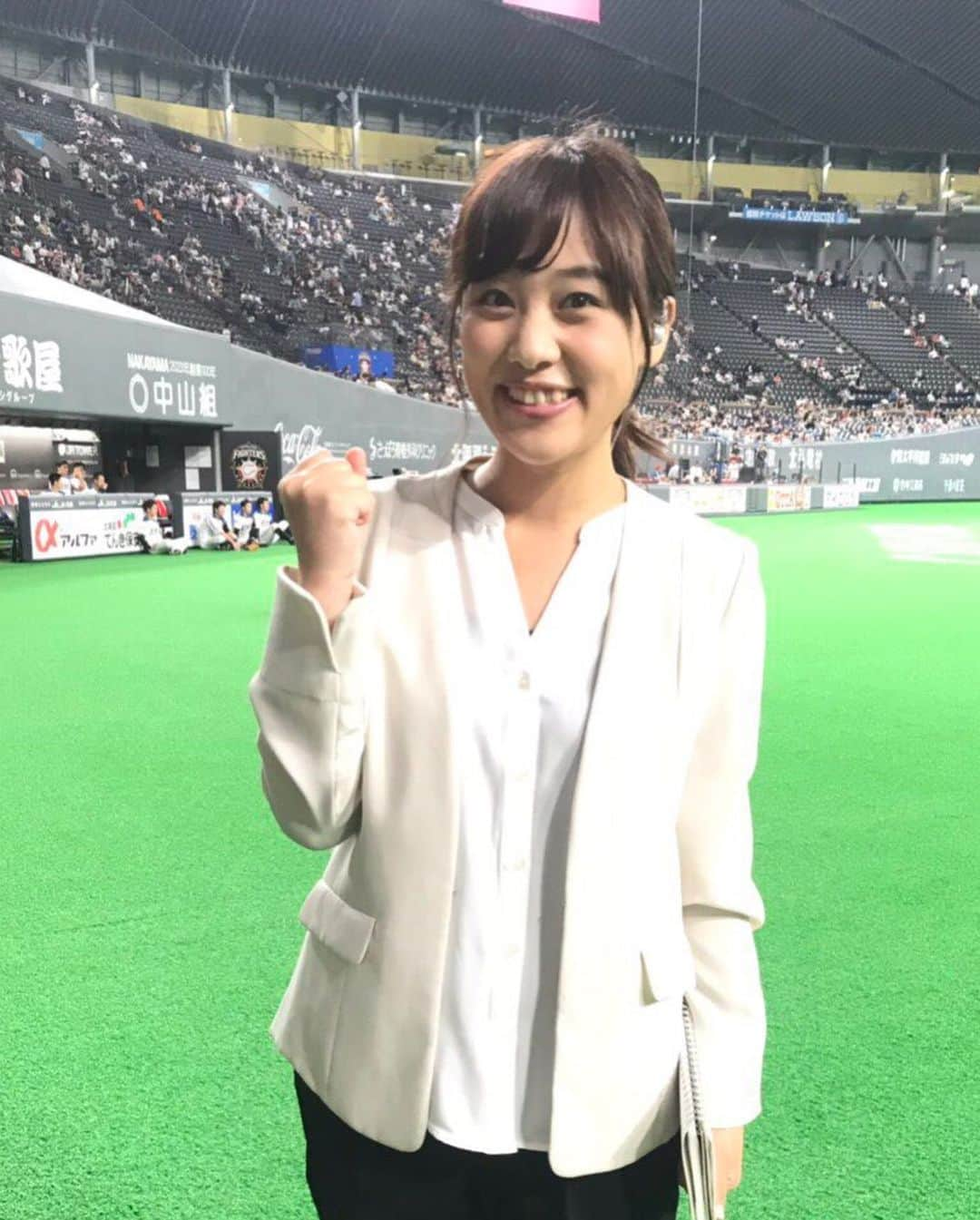 西村志野さんのインスタグラム写真 - (西村志野Instagram)「＊ 北海道日本ハムファイターズ×オリックスバファローズ 3連戦 #GAORA 中継をご覧いただいて ありがとうございました(o^^o)✨ ＊ あっという間にレギュラーシーズン最後の リポートカードでしたが ファイターズ3連勝‼︎💕 本当によかったです(;_;)✨ まだまだ諦めずに この勢いで突き進みましょう♫ ＊ 今シーズンもリポート、 とても勉強になったし楽しかったです😊 もっともっと野球の勉強をしたいなと 改めて感じました。 ありがとうございました♡  ベルちゃんも来てましたよ☺️❤️ ＊  #lovefighters #中継 #リポーター #札幌ドーム #北海道日本ハムファイターズ  #オリックスバファローズ  #今季もありがとうございました #まだまだここから #諦めない」9月8日 19時58分 - shinonishimura_