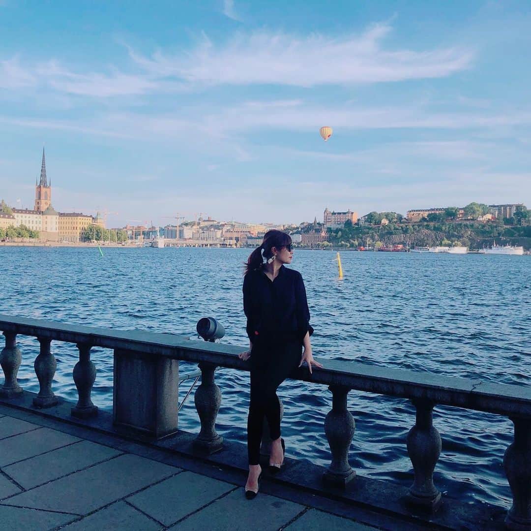 川原あやかのインスタグラム：「ストックホルムはセンスに溢れてる。 そして空気も気持ちよくて、ずっと遠くを 眺めていたたくなるような場所。 素敵な街、会社に１週間いるだけで住みたくなった。 . 9月は自分にとって覚悟を決めることも多くて 葛藤もあったけれどいまは夢が膨らむ。 #sweden #stockholm」