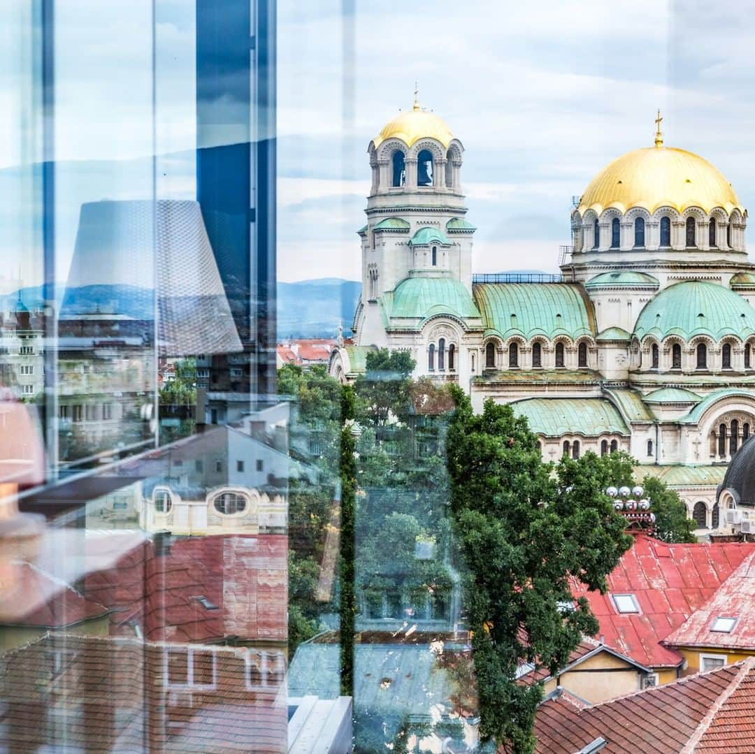 ルフトハンザさんのインスタグラム写真 - (ルフトハンザInstagram)「From the covered terrace bar you have a dazzling view of the golden domes of the Alexander Nevsky Cathedral. #Lufthansa #CityOfTheMonth #Sofia」9月8日 20時01分 - lufthansa