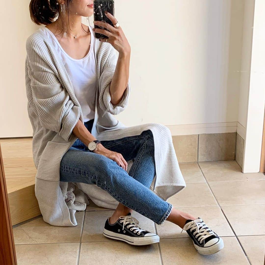 mocchiのインスタグラム：「2019.09.08 こんばんは🌝 ・ 鏡が汚いのはスルーしてね😇 ・ ・ 今日は実家でダラダラしております🤤 ・ ・ 小春に 👩今日どっか行くー？？ って聞いたら 👧えーこはる、あついからどっこもでかけたくない！！ ・ ・ ・ ・ 外で遊びたくないって言われて 内心ほっとした母😇 ・ ・ ・ もぉどこに買い物行っても秋服だね！ ・ @fifth_store の#ライトニットマキシガウン ♡ これからの朝と夜が肌寒くなる時期にめっちゃ使えそう✨ ・ ・ ロング丈だから体型カバー出来るよ🤣👍 ・ ・ #fifth#fifthtl#フィフス #instalike#ファッション#コーディネート#コーデ#プチプラ#プチプラコーデ#今日の服#今日のコーデ#ママコーデ#パンツコーデ#シンプルコーデ#通販#きょコ#いつコ#女の子ママ#ママファッション#大人カジュアル#カジュアル#パンツ#160センチ以上コーデ」