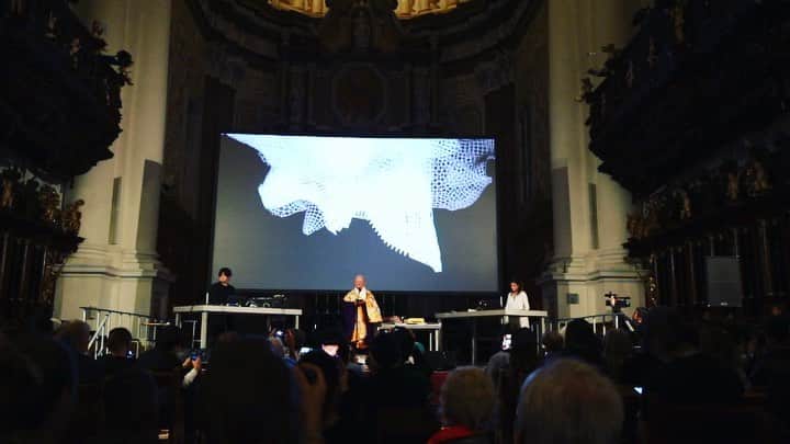 渋谷慶一郎のインスタグラム：「Heavy Requiem、アルスエレクトロニカでの初演大成功しました！1000人を超えるオーディエンスのスタンディングオベーションからの既に会場にいたキュレーターからビエンナーレのオープニングのオファーなど続々来てまする。Heavy Requiem, Premier in Ars Electronica was successful! We took some offer from last night, yeah we can go every where in the world 🌎」
