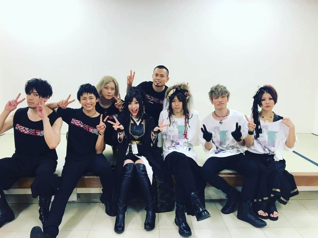 のインスタグラム：「静岡ありがとー！ 動画撮影失敗してたようなので全員集合っ！また会いに来るね。みんなの笑顔忘れないよ。台風きたので気をつけてね。 #react新章 #wagakkiband #yukosuzuhana #和楽器バンド #鈴華ゆう子」