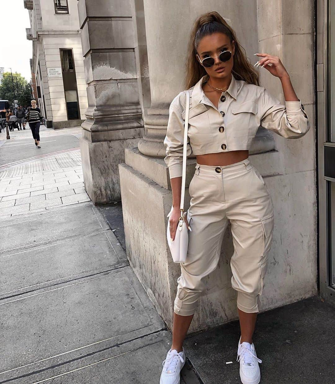 ASOSさんのインスタグラム写真 - (ASOSInstagram)「Transitioning seasons never looked so chic 💁‍♀️ 📸 @daniellemetz 🔎 ASOS DESIGN petite cropped utility suit blazer in stone (1480807) ASOS DESIGN petite cargo suit trousers in stone (1480805)」9月8日 20時10分 - asos