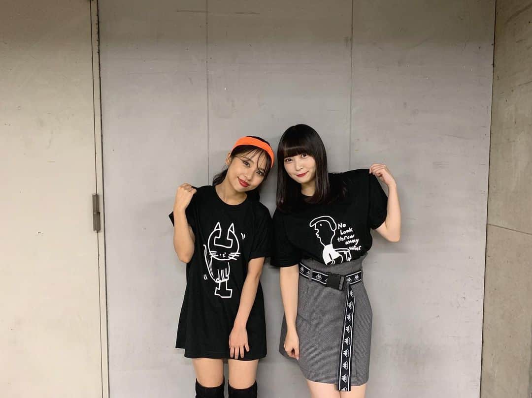 山尾梨奈さんのインスタグラム写真 - (山尾梨奈Instagram)「🖤🧡 おんちゃんとある意味オソロ #天竺鼠川原 さん#maenomeri展 #大きなmaenomeri展 #おでことれちゃったネコ #code #147cm #低身長コーデ #携帯式コーデ」9月8日 20時12分 - yamarina_1210