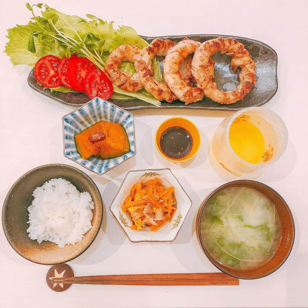 天木じゅんさんのインスタグラム写真 - (天木じゅんInstagram)「台風怖くてお家ご飯🏠🍚 . . 🖤玉ねぎの豚バラ巻き 🖤かぼちゃの煮付け(アーモンド添え) 🖤にんじんのきんぴら 🖤水菜のお味噌汁 . . #天木ごはん #手料理 #1mmでも食べたいと思ったらいいね #肉巻き #玉ねぎ #血液サラサラになれぇ #cook #cooking」9月8日 20時16分 - jun.amaki