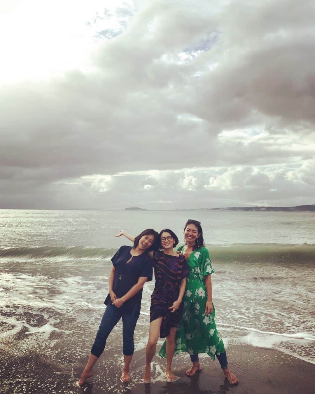 桃生亜希子さんのインスタグラム写真 - (桃生亜希子Instagram)「台風前の海。 砂だらけのびしょびしょ、子供はパンツ一丁で帰れる幸せ。」9月8日 20時17分 - pinokosugar