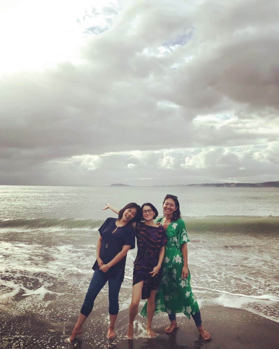 のインスタグラム：「台風前の海。 砂だらけのびしょびしょ、子供はパンツ一丁で帰れる幸せ。」