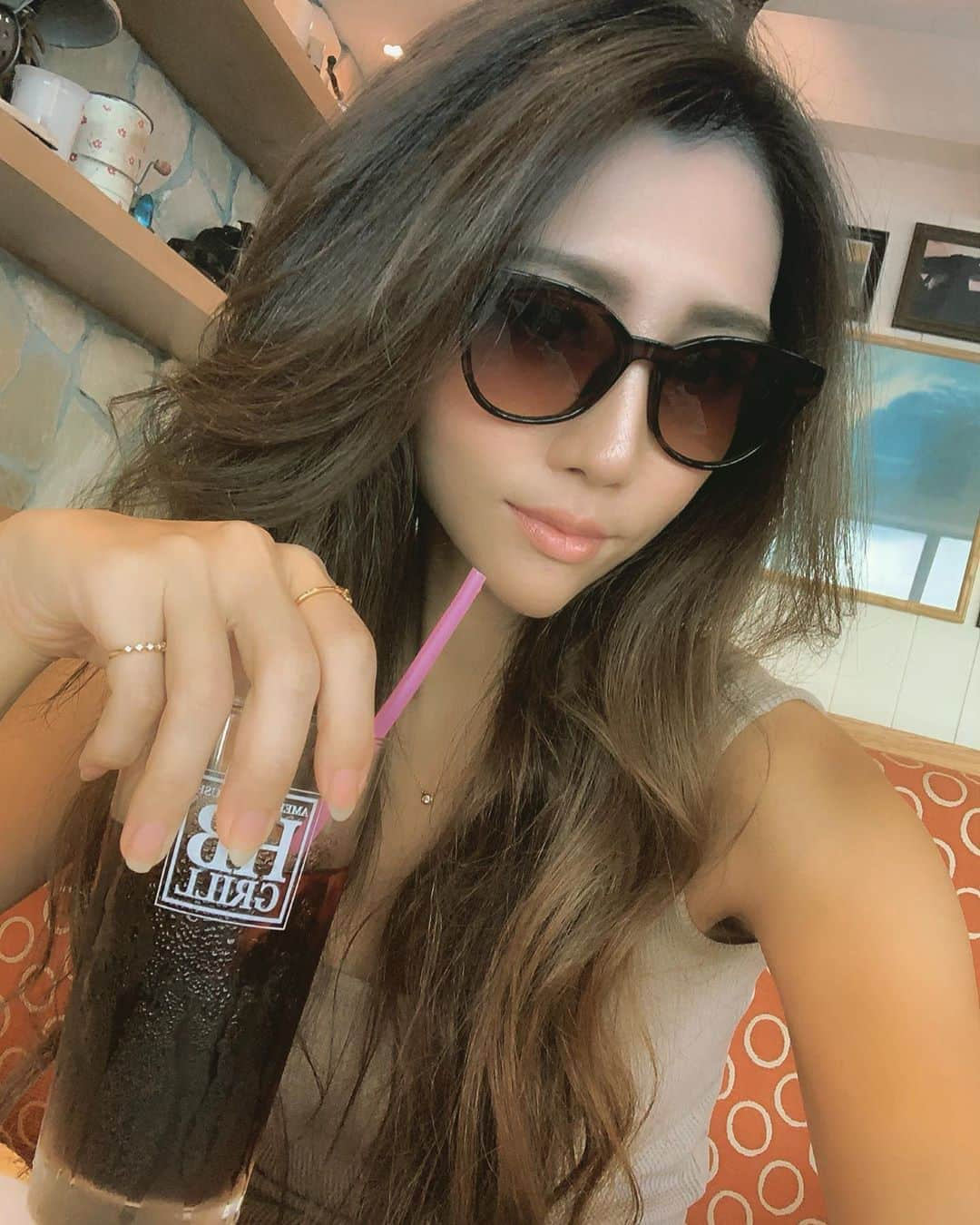 芹澤明日香さんのインスタグラム写真 - (芹澤明日香Instagram)「. . @flex_japan の🕶 大きさも色もいいね😎❤️ . やっぱ髪色いい😍 暗めのアッシュが落ち着く💋 . #eyewere #flex #momlife #happylife  #シングルマザー #シンママライフ #シンママ #ママでもおしゃれ #ママでも綺麗に  #アラフォーコーデ #アラフォーママ」9月8日 20時17分 - 1219asuka