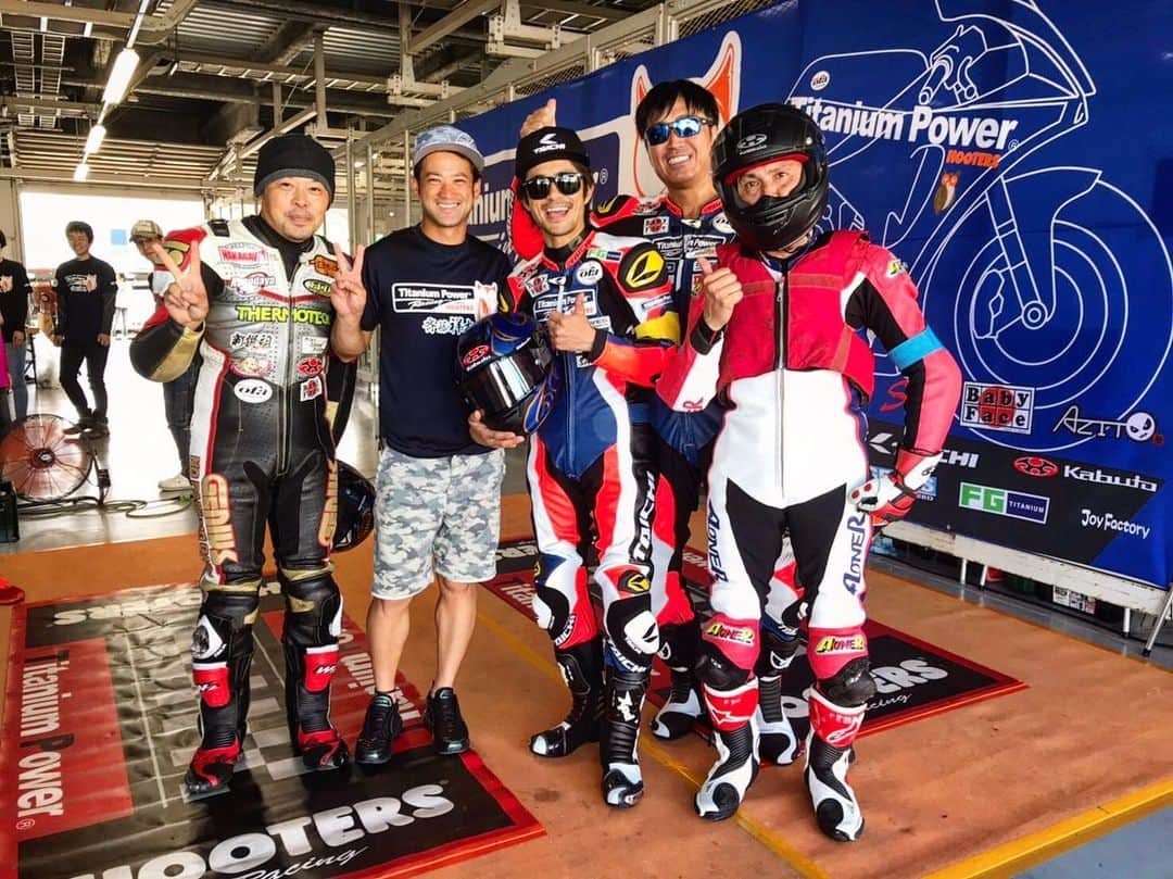 斉藤祥太のインスタグラム：「#鈴鹿ミニモト4耐 100台近く走るレースで 接触や転倒も起こる中、 60分走りきり無事に生還しました！ 応援してくれた皆様ありがとうございました(о´∀`о) 台風もそれて暑過ぎる天気☀️ 自分の中の目標も達成出来て、最高に楽しかった👍 バトルも出来たし！ 終わり方が残り40分赤旗で終了という。なんとも。。😓 その後にドラマが待ってたのに。。 #鈴鹿サーキット  #ミニモト4時間耐久 #taichi#ogkkabuto  #titaniumpower#ofa #斉藤祥太 #今日はビールがうまい #台風 #気をつけてね」