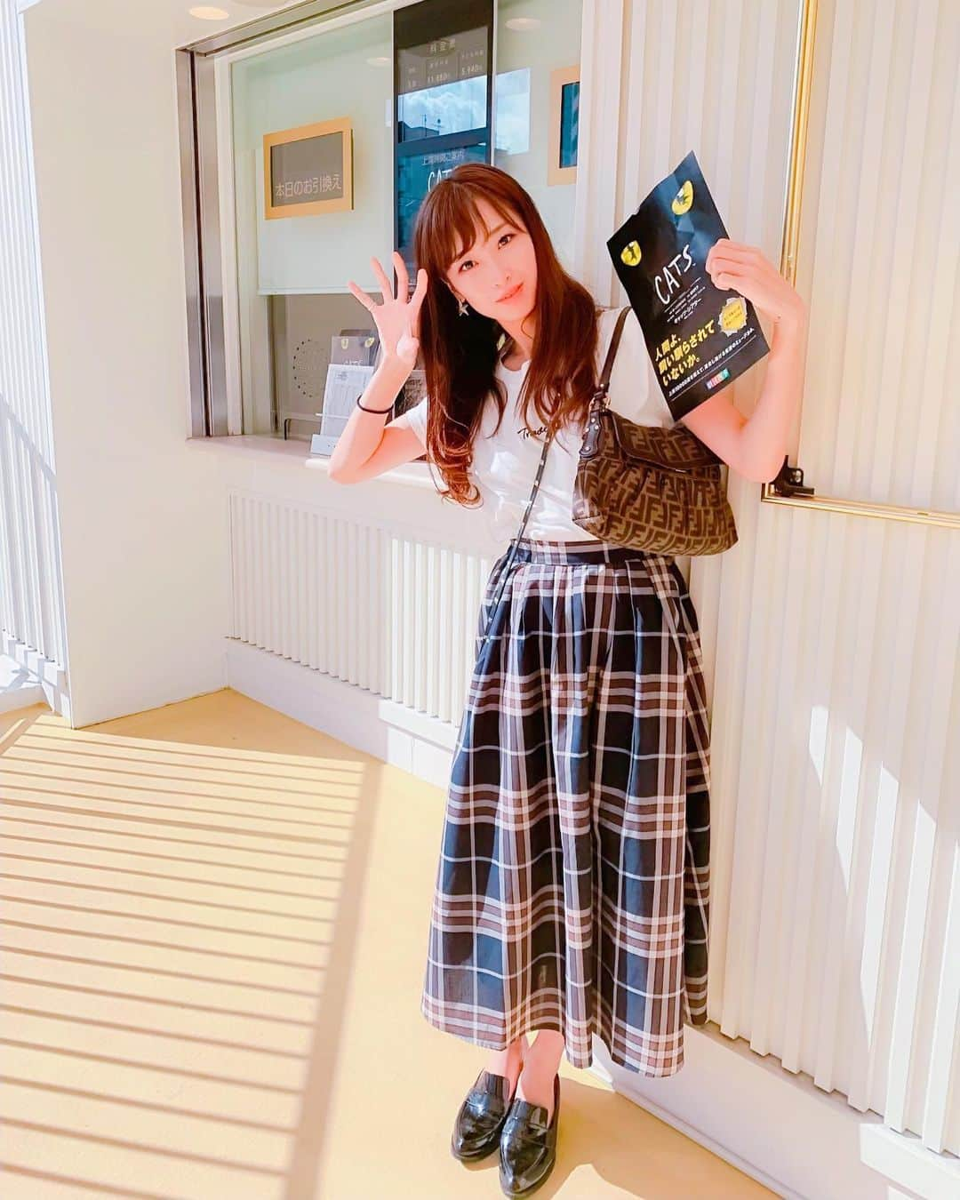 志摩夕里加さんのインスタグラム写真 - (志摩夕里加Instagram)「2019/09/08（日） 🐈CAT'S😸 ずーっと踊ってて本当に楽しい作品だなぁ😊キャストさんが近くまで来るからワクワクするよね👍 タガーのペアダンスの時に最後お客さんの手荷物のスーパーの袋（大きめ）を手渡してたのがウケた🤣 安定の育恵ディミータ😍エスメラルダもまた見たいよぉ👍  パリアメでも素敵だと思ってた関野ヴィクトリア😍上手だったぁ（語彙力🤐） 握手はジェリーロラム😸 てか、いつも写真撮ってた入口のポスターが外されてたから急遽チラシで🤣 明日は四季の発表？何かが始まるらしい👏楽しみ😍 ・ ・ #劇団四季 #キャッツ #劇団四季キャッツ #shikitheatrecompany #猫 #満員御礼 ##ミュージカル #ダンスミュージカル #ミュージカル好きな人と繋がりたい #ミュージカル好き #musical #人間よ飼いならされてないか #cats」9月8日 20時20分 - shimayuri_