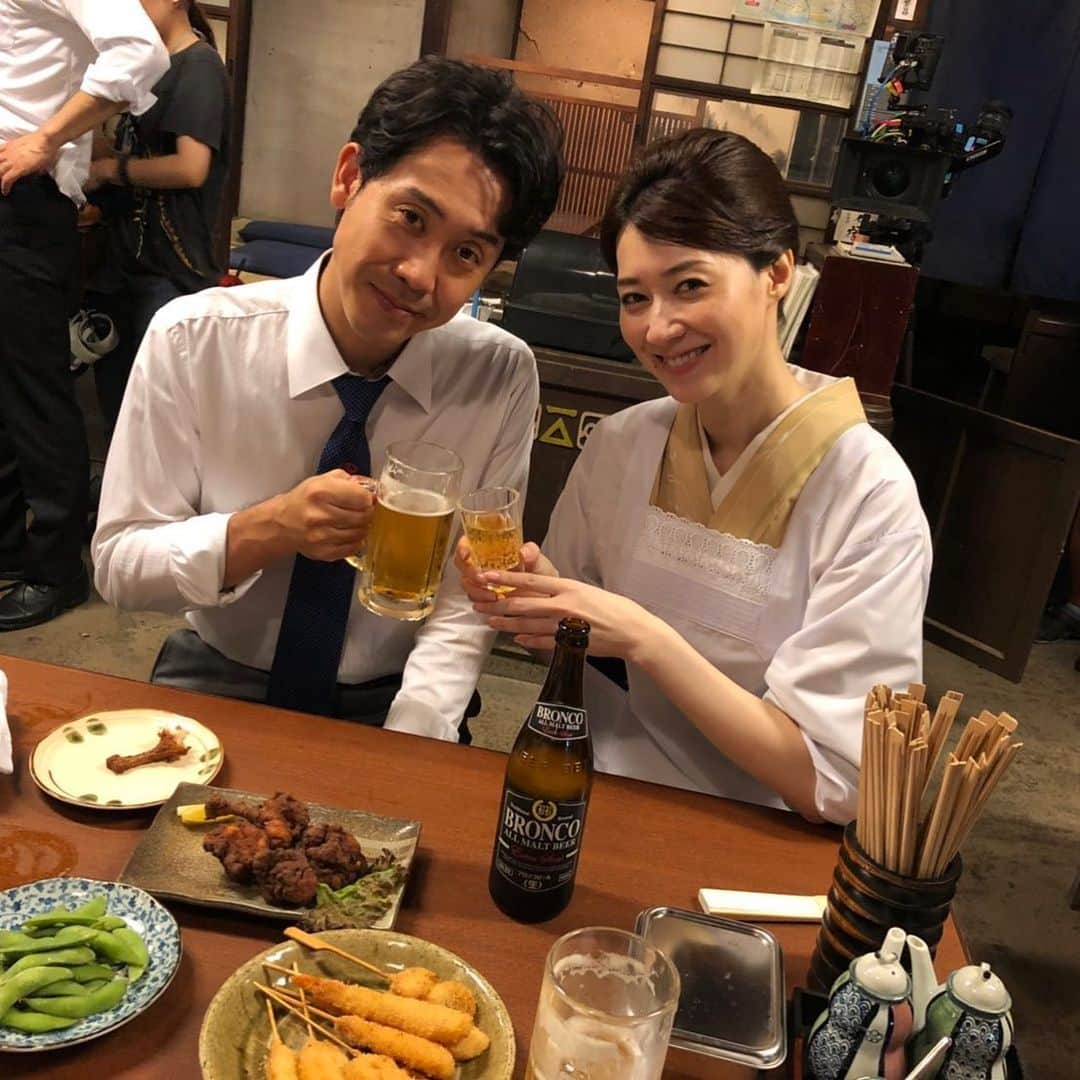 TBS日曜劇場「ノーサイド・ゲーム」のインスタグラム：「📺第９話放送まで、あと３０分‼️📺 いよいよです⏰ 君嶋GMと女将さんが笑顔で見てねと言ってますよー😃 このあと、よる９時はテレビの前にスタンバイお願いします✨  #ノーサイドゲーム  #池井戸潤 #大泉洋  #凰稀かなめ  #tbs #心を込めて絶賛撮影中🎥✨ #日曜劇場 #TBS #ドラマ #📺 #ラグビー #rugby #🏉 #撮影中 #オフショット #お楽しみに #筋肉 #筋肉男子 #muscle #マッチョ #インスタ男子 #🍺 #一杯」