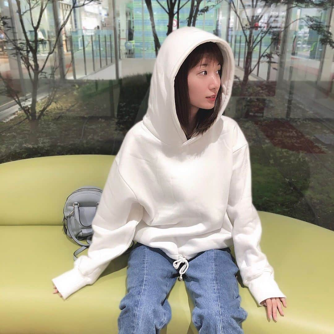 杉枝真結さんのインスタグラム写真 - (杉枝真結Instagram)「白パーカーの安定感。 裾が絞れちゃうんだぁー！💓 ラフで可愛いだけじゃない こだわりが詰まっていて、、、 追求してくれているところが好き🥺 - 最近は… すっぴんのクオリティを上げられるように お肌のお手入れを頑張っています✨ この日もそうだよ🙊 (笑) - #裾ドローストリング裏起毛パーカー #ティティベイト #ファッション #プチプラ #titivate #titivatestyle #instafashion @titivatejp」9月8日 20時32分 - mayusugieda_official