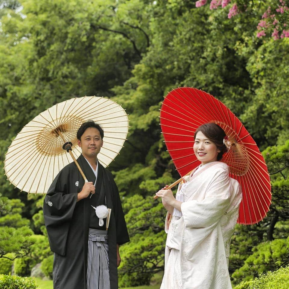 スタジオANさんのインスタグラム写真 - (スタジオANInstagram)「Studio AN 福岡 ------------------------------------- 夏の大濠公園も綺麗な緑を 背景に撮影できます📸🌿 ------------------------------------- Photographer Ishii  @taishi_studioan ------------------------------------ 初回来店成約特典、ご用意しております☻ 増税までに賢くフォトウェディング⚐⚑⚐゛ 🌻選べる10大特典🌻 9/9以降新規来店成約、9月撮影のお客様に!! 【選べる10大特典】 ①フォトボード ②色打掛撮影の新婦様　白無垢1ポーズ無料(屋内プラン限定) ③ドライフラワーヘアアクセサリ ④ニューヨークヘアアクセサリ ⑤セットプランヘアチェンジ無料 ⑥アルバム購入で送料無料 ⑦撮影後ヘアセットお直し ⑧新郎様足袋無料レンタル ⑨和庭園orハウス撮影1ポーズサービス ⑩エンゲージフォト(私服撮影)1ポーズサービス ※屋内撮影　上記より3つお選び頂けます ※ロケーション撮影　上記より2つお選び頂けます ※他CP併用不可 ------------------------------------ @decollte_weddingphoto #d_weddingphoto #weddingphoto #スタジオAN #STUDIOAN ------------------------------------ #結婚写真 #結婚式準備 #wedding #前撮り #ウェディングフォト#福岡花嫁 #九州花嫁  #花嫁ヘアメイク #2019冬婚 #2019夏婚 #2019秋婚 #前撮り和装  #白無垢 #結婚準備  #洋髪綿帽子 #福岡前撮り  #ブライダルヘアメイク  #ブライダルヘア#花嫁ヘア #和洋 #和装ハウススタジオ  #前撮りポーズ #装花 ------------------------------------」9月8日 20時24分 - studio_an